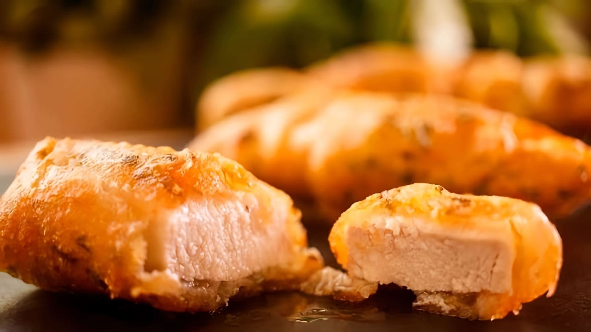 В этом видео демонстрируется процесс приготовления золотых пальчиков цыпленка, которые являются альтернативой наггетсам