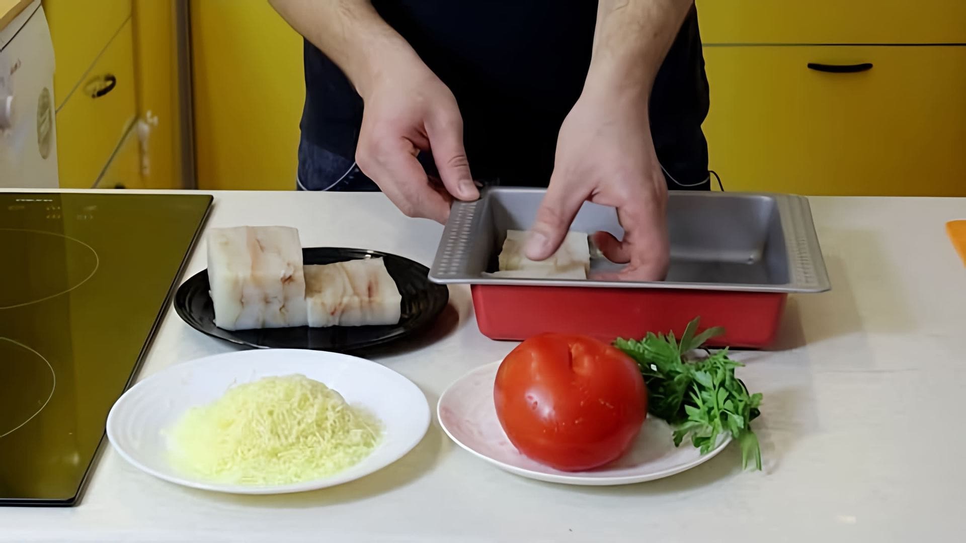 В этом видео демонстрируется процесс приготовления филе минтая в духовке с сыром и помидорами