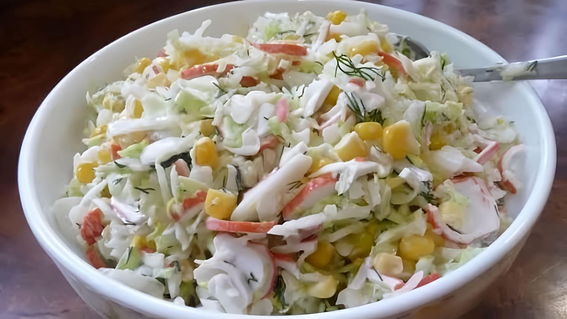 В этом видео демонстрируется процесс приготовления крабового салата с капустой