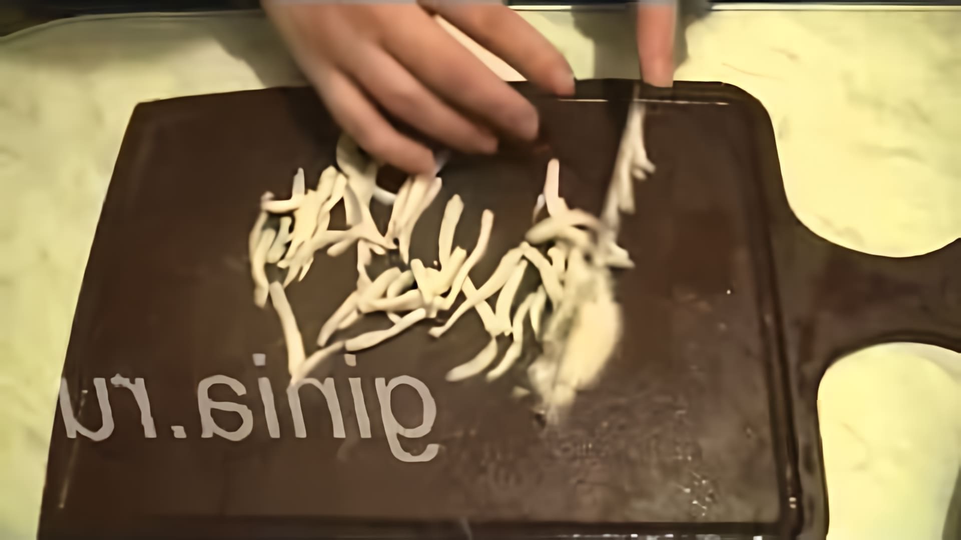 В этом видео-ролике будет показан процесс приготовления салата из кальмаров, сыра, яиц и репчатого лука