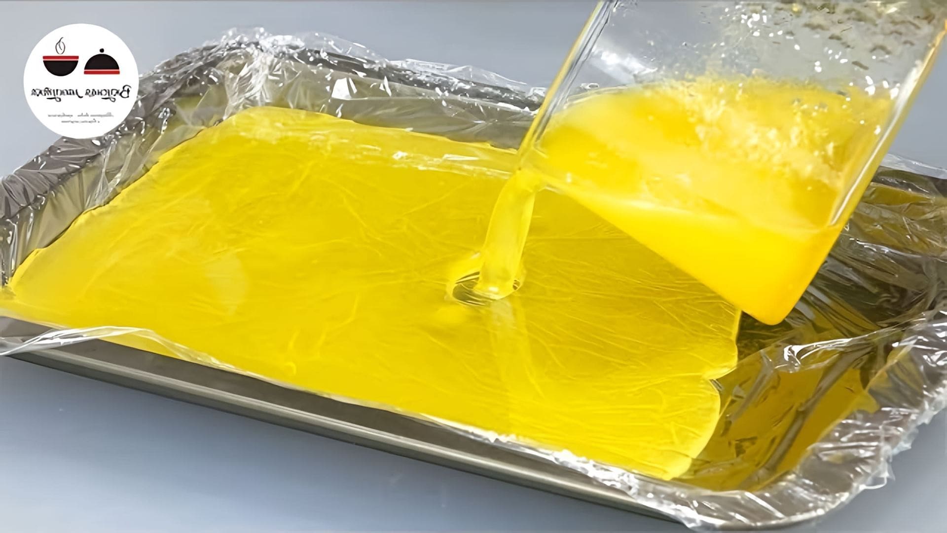 В этом видео демонстрируется процесс приготовления домашнего апельсинового мармелада