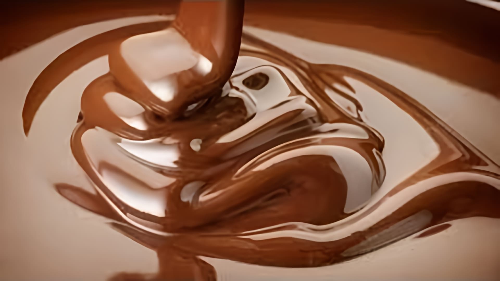 В этом видео показано, как легко и просто растопить шоколад для украшения тортов и пирожных