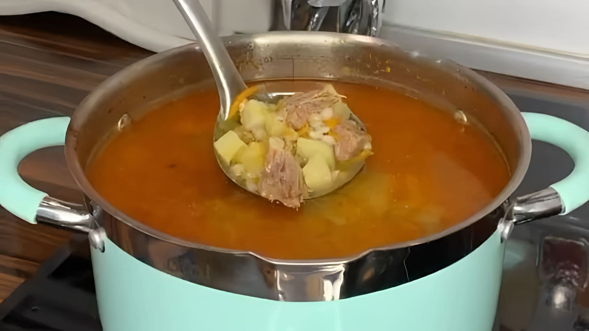 В этом видео-ролике, который имеет заголовок "Суп рассольник с перловкой и говядиной классический рецепт #Shorts", демонстрируется процесс приготовления вкусного и сытного блюда - рассольника с перловкой и говядиной