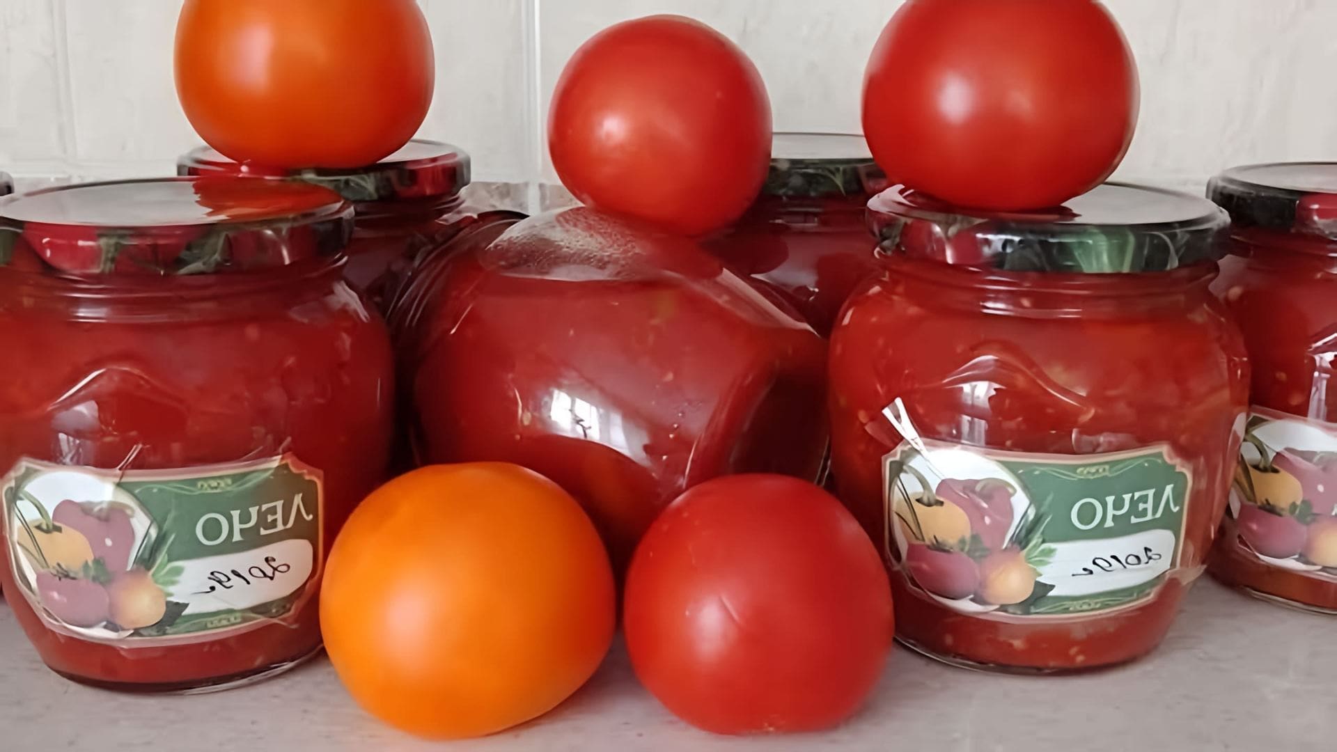 В этом видео демонстрируется простой и вкусный рецепт приготовления лечо из помидоров и сладкого перца на зиму