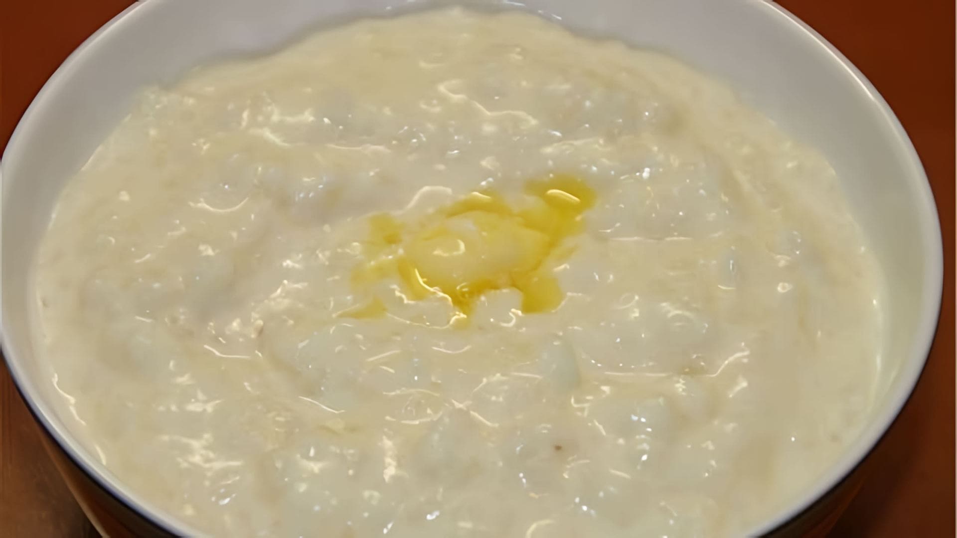 В этом видео демонстрируется процесс приготовления рисовой молочной каши