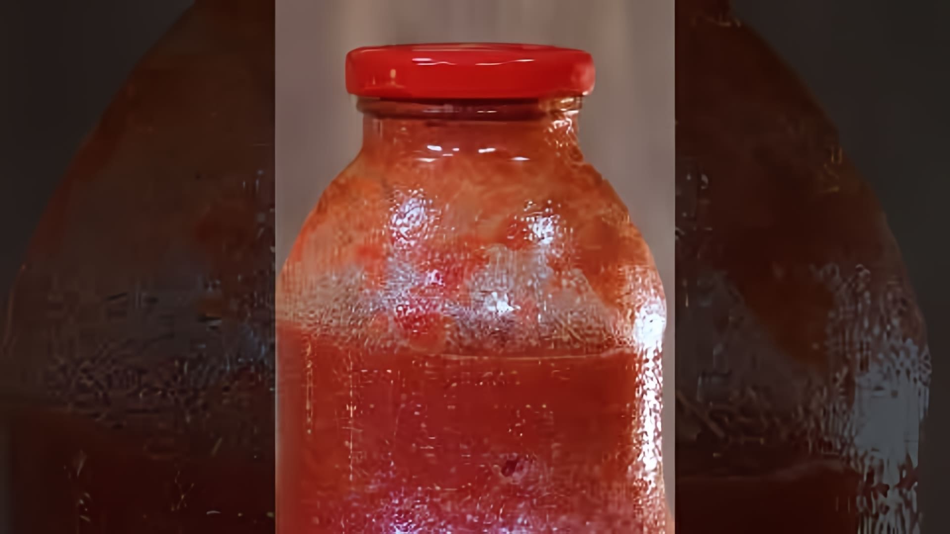 В этом видео демонстрируется простой рецепт приготовления томатного сока в автоклаве