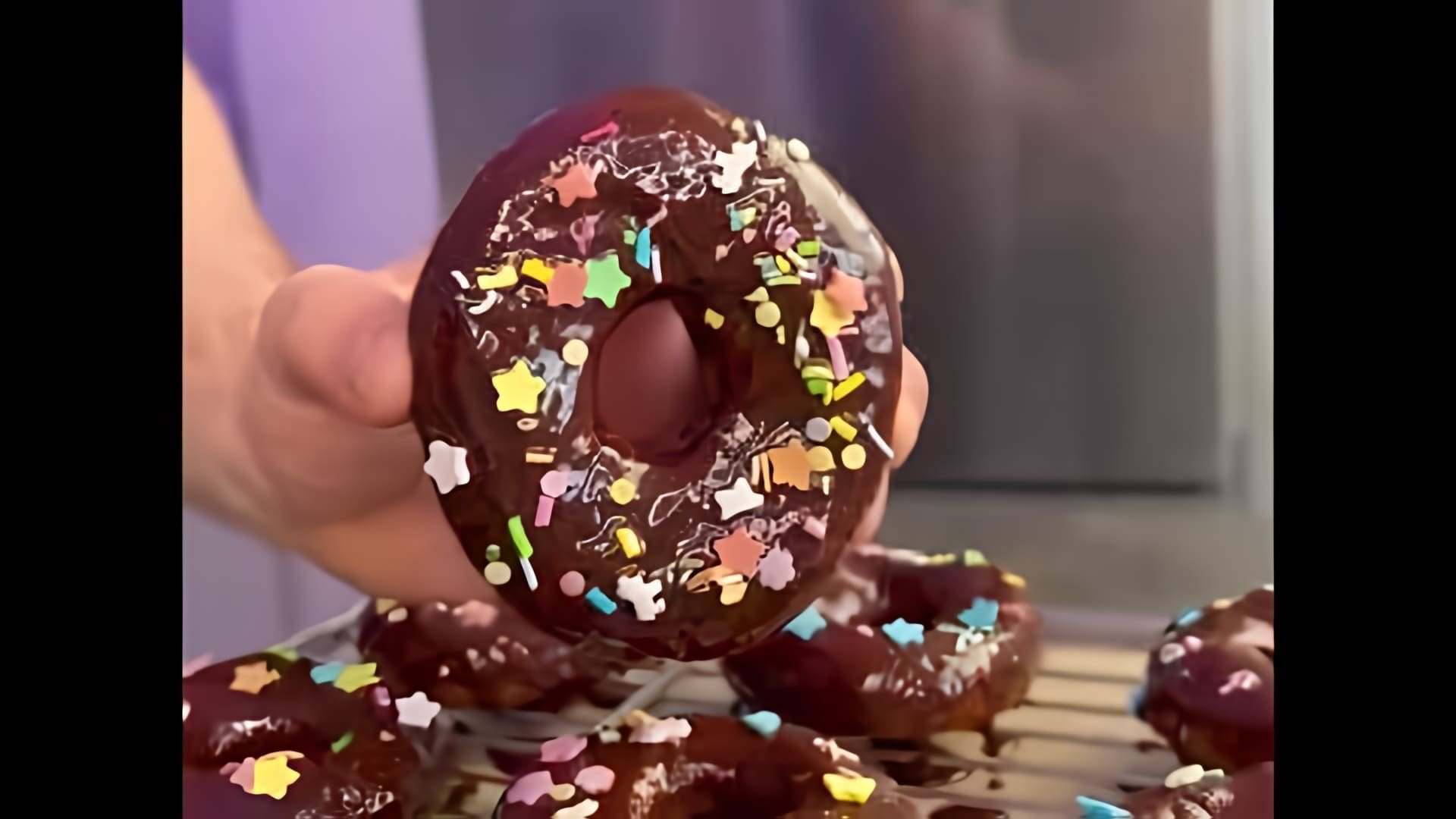 В этом видео демонстрируется процесс приготовления американских пончиков в шоколадной глазури