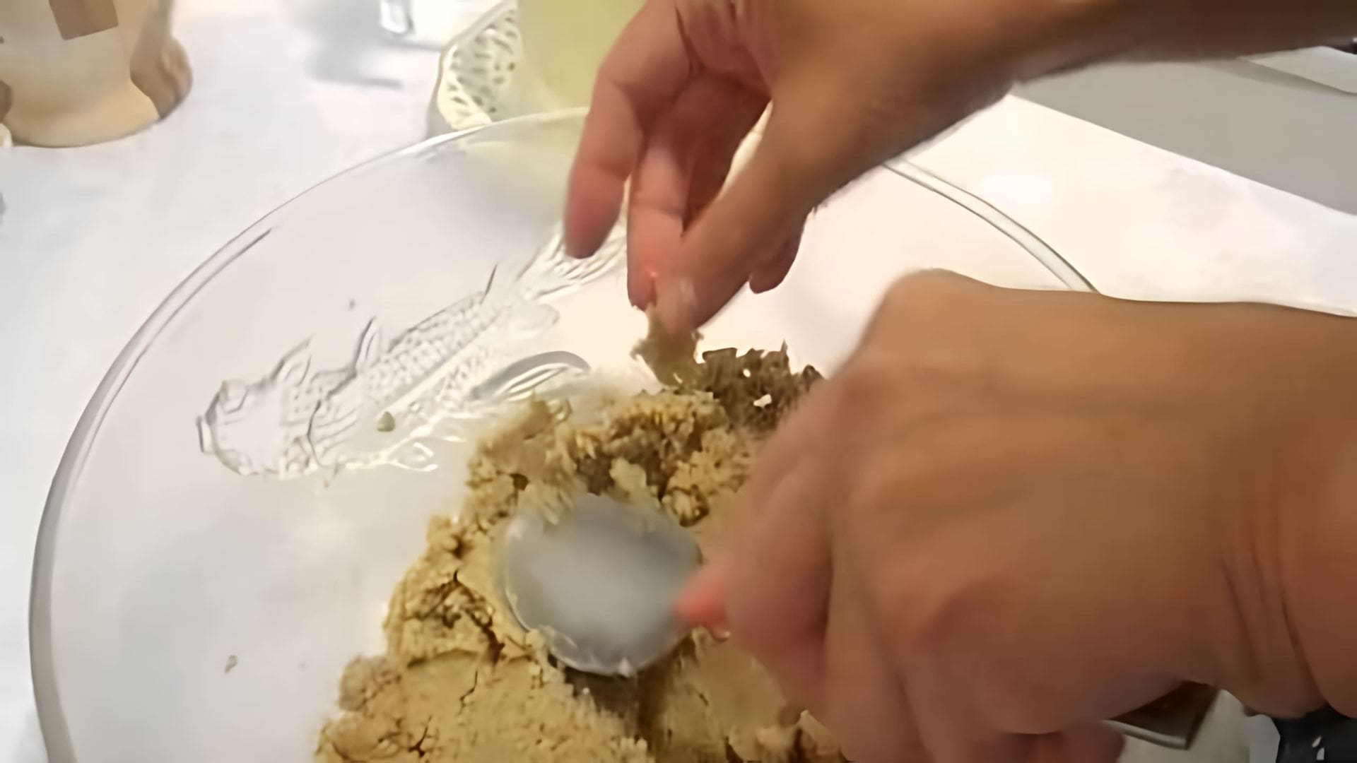 В этом видео демонстрируется процесс приготовления грузинского орехового соуса "Баже"