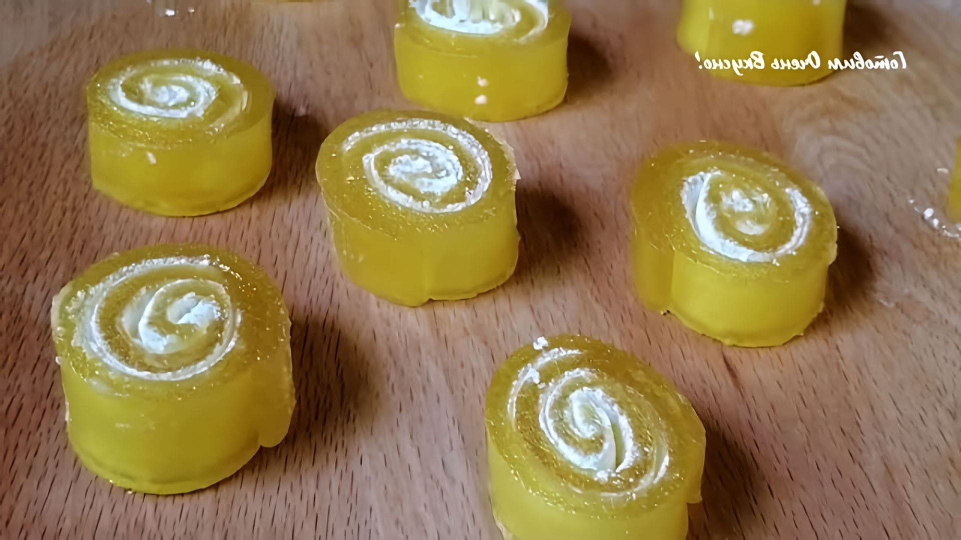 В этом видео-ролике вы увидите, как приготовить натуральный апельсиновый десерт - домашний мармелад