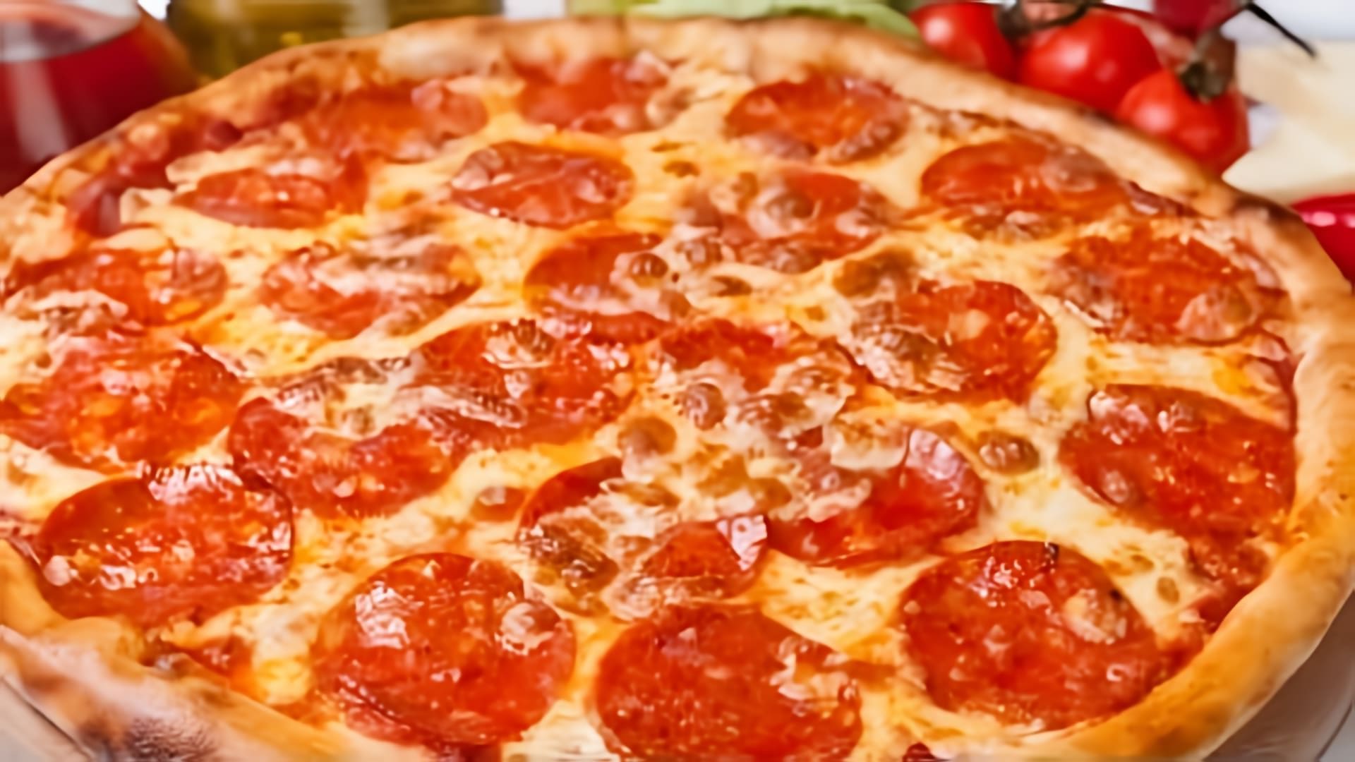 "Самая простая рецепт но очень вкусная и мягкая пицца как в Италии" - это видео-ролик, который демонстрирует процесс приготовления вкусной итальянской пиццы