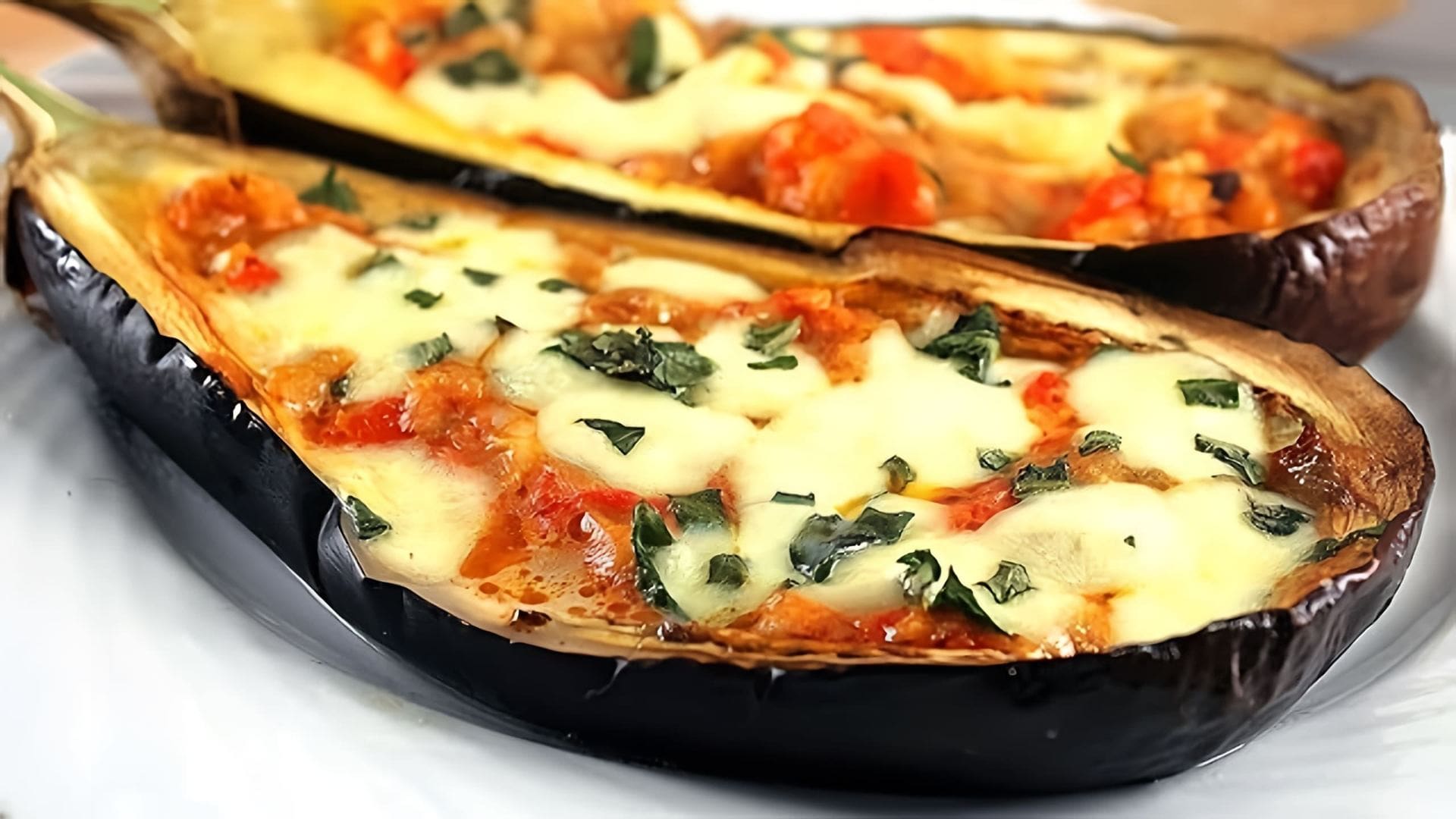 В этом видео-ролике вы увидите, как приготовить баклажаны по-итальянски, или пармиджана по-новому
