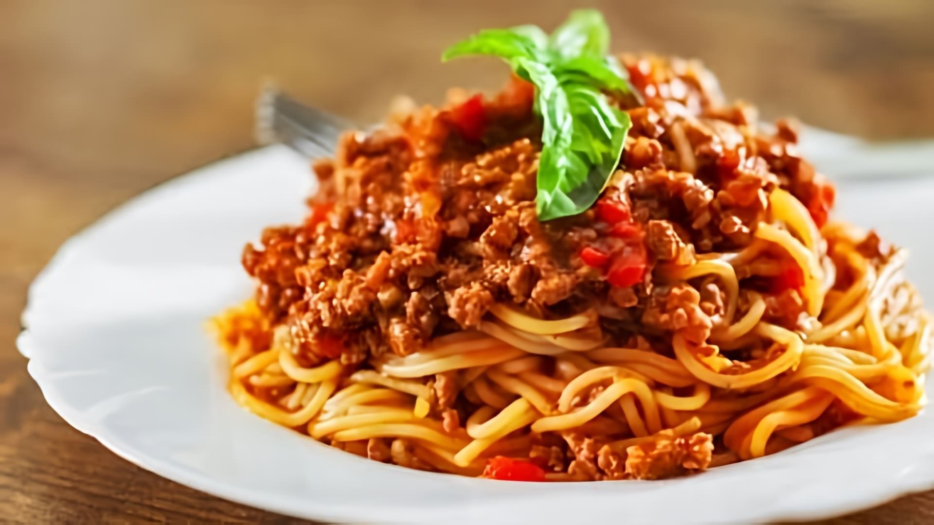 В этом видео демонстрируется процесс приготовления спагетти с соусом болоньезе