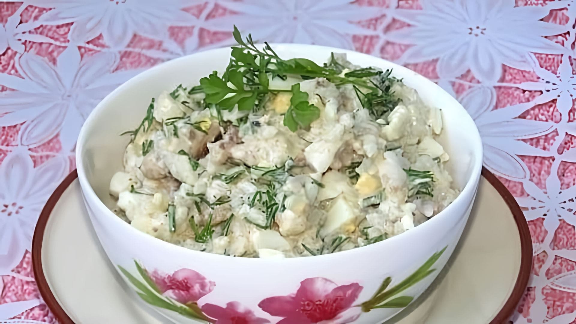 В этом видео демонстрируется простой и вкусный рыбный салат с консервами