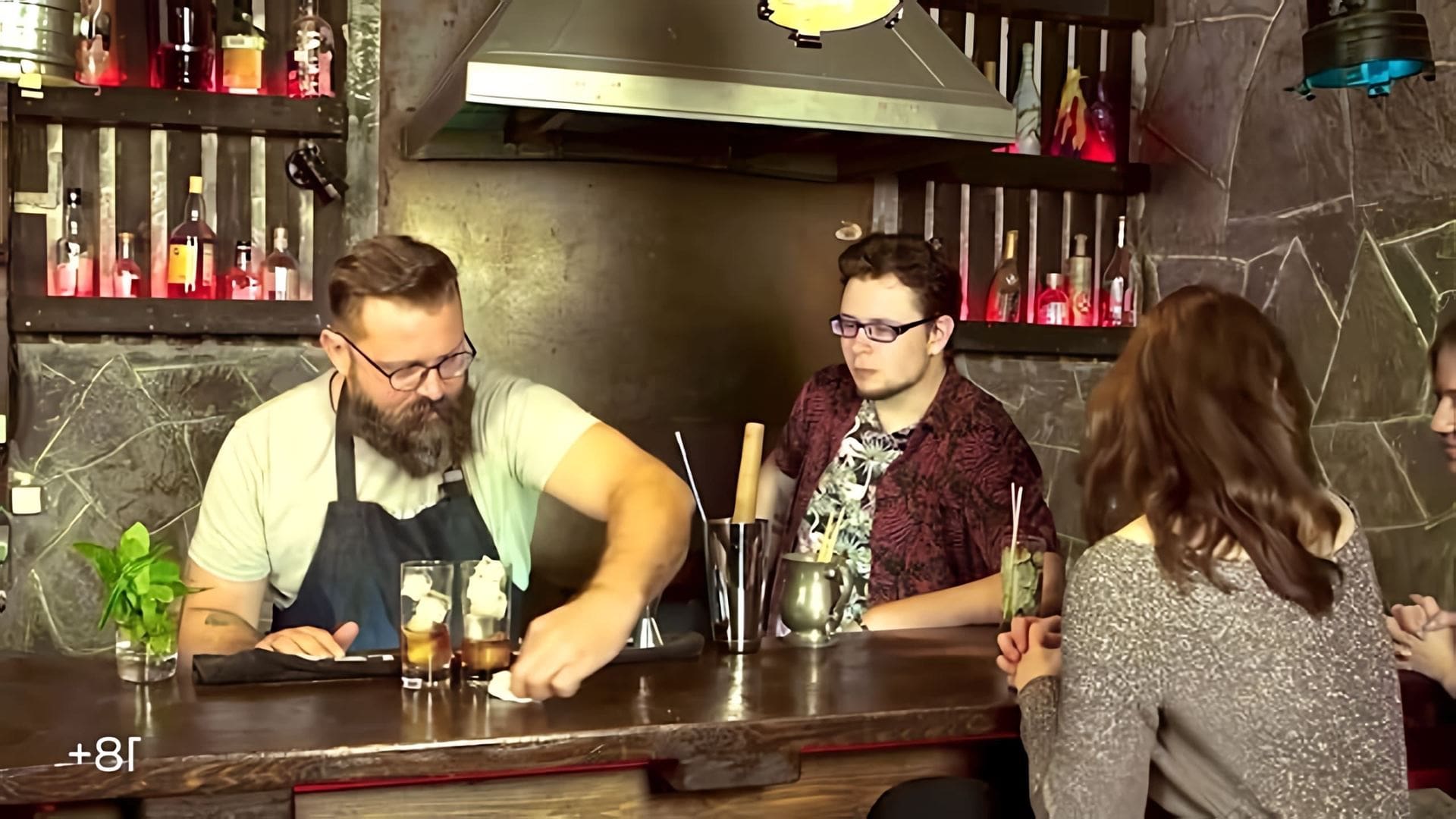 В этом видео демонстрируется процесс приготовления коктейля "Виски с колой", но с добавлением рома