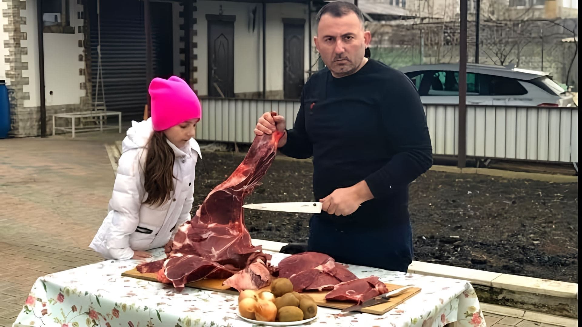 В этом видео демонстрируется процесс приготовления мяса дикого кабана на углях