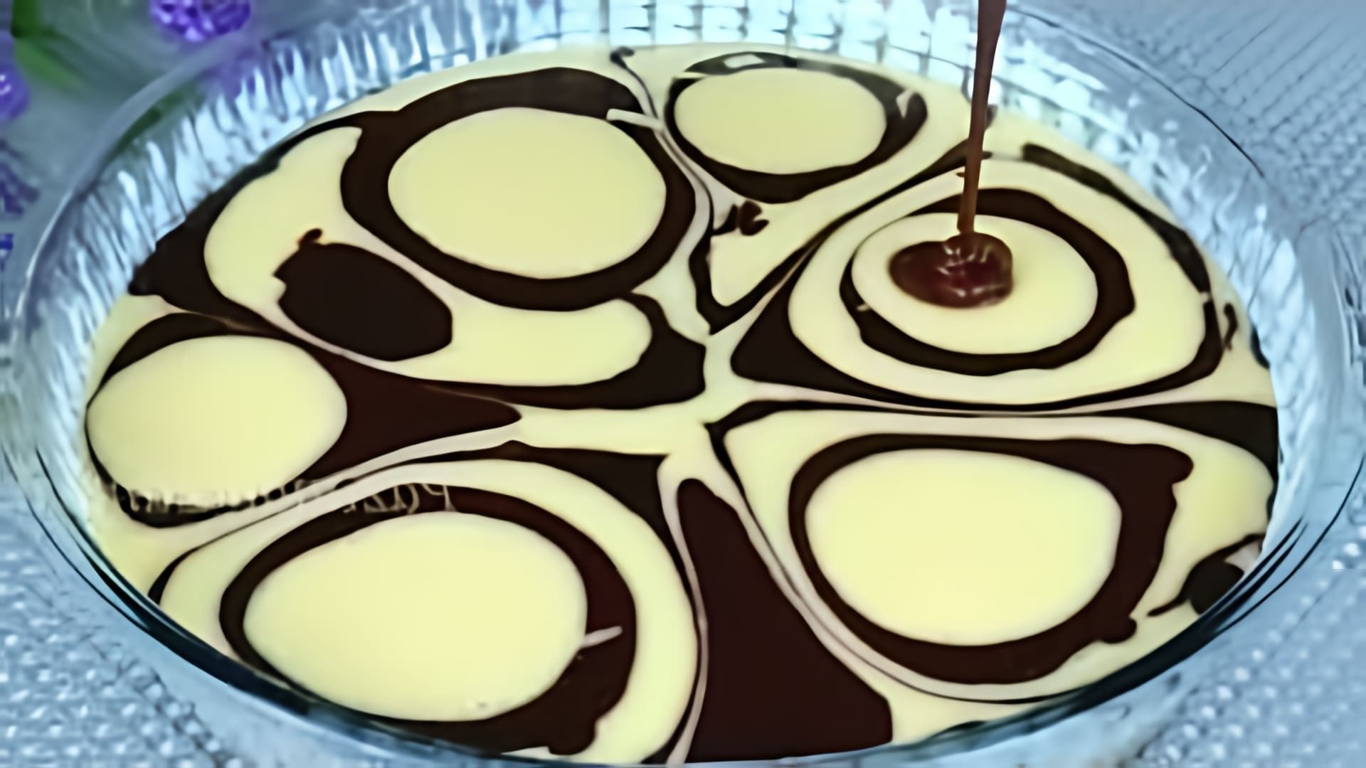В этом видео-ролике вы увидите, как приготовить вкусный и нежный пирог "Зебра" на молоке