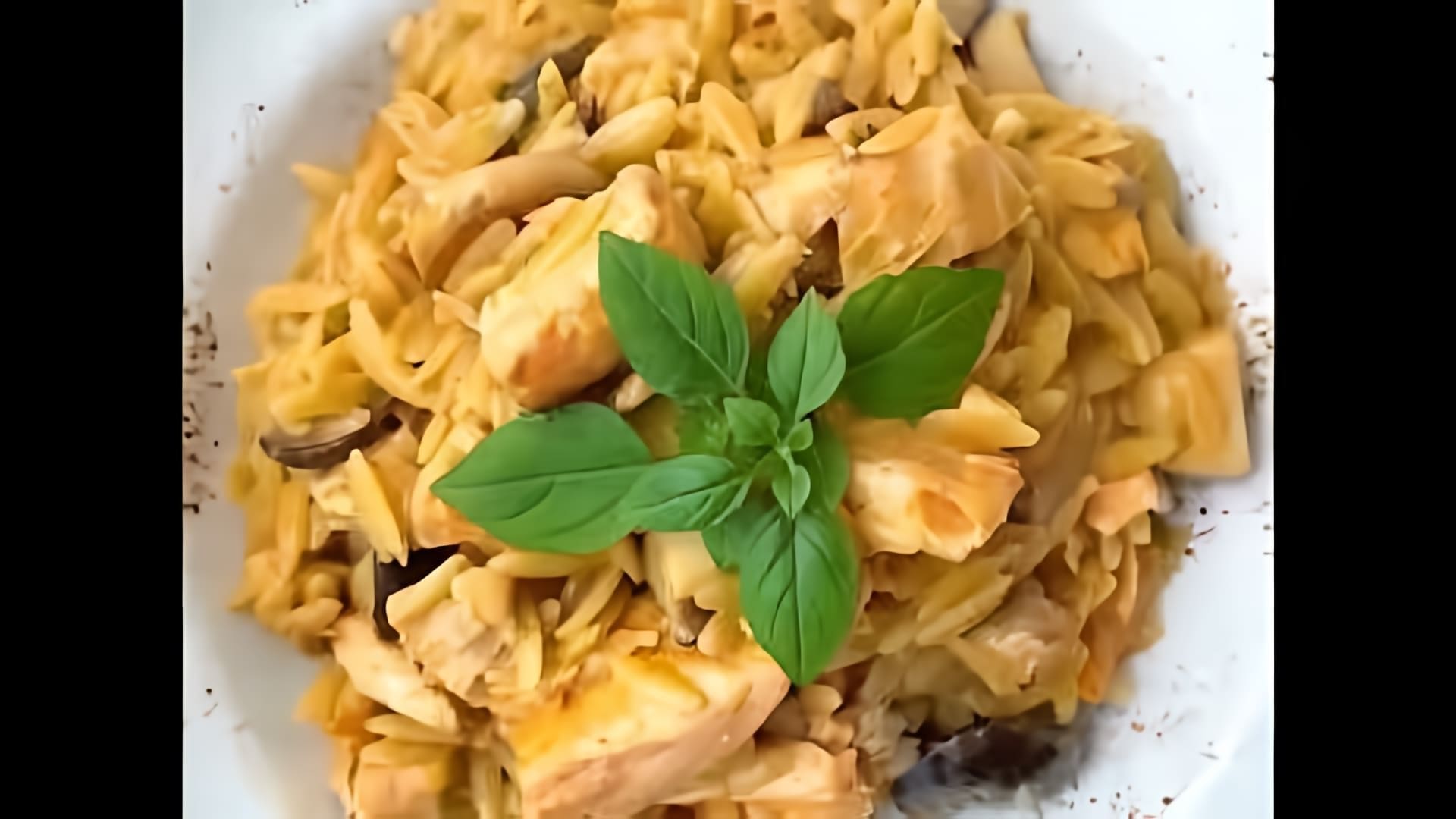 В этом видео демонстрируется рецепт приготовления пасты в соусе Том-ям без лактозы
