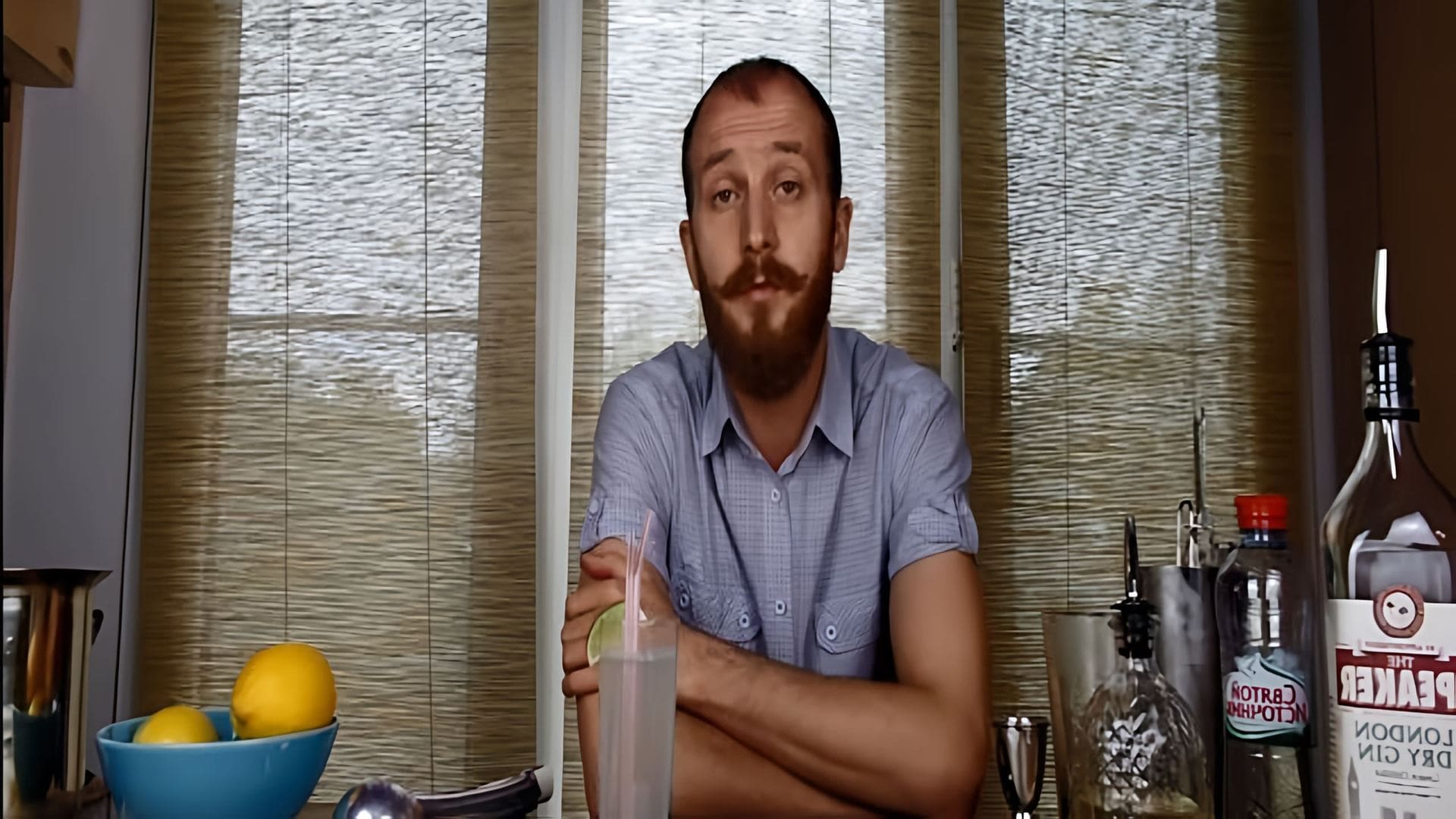 В этом видео Василий Захаров готовит коктейль "Джин Физ"