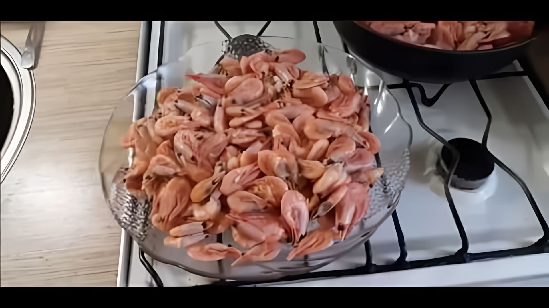 В этом видео демонстрируется процесс приготовления креветок в сливочном масле с чесноком на сковородке