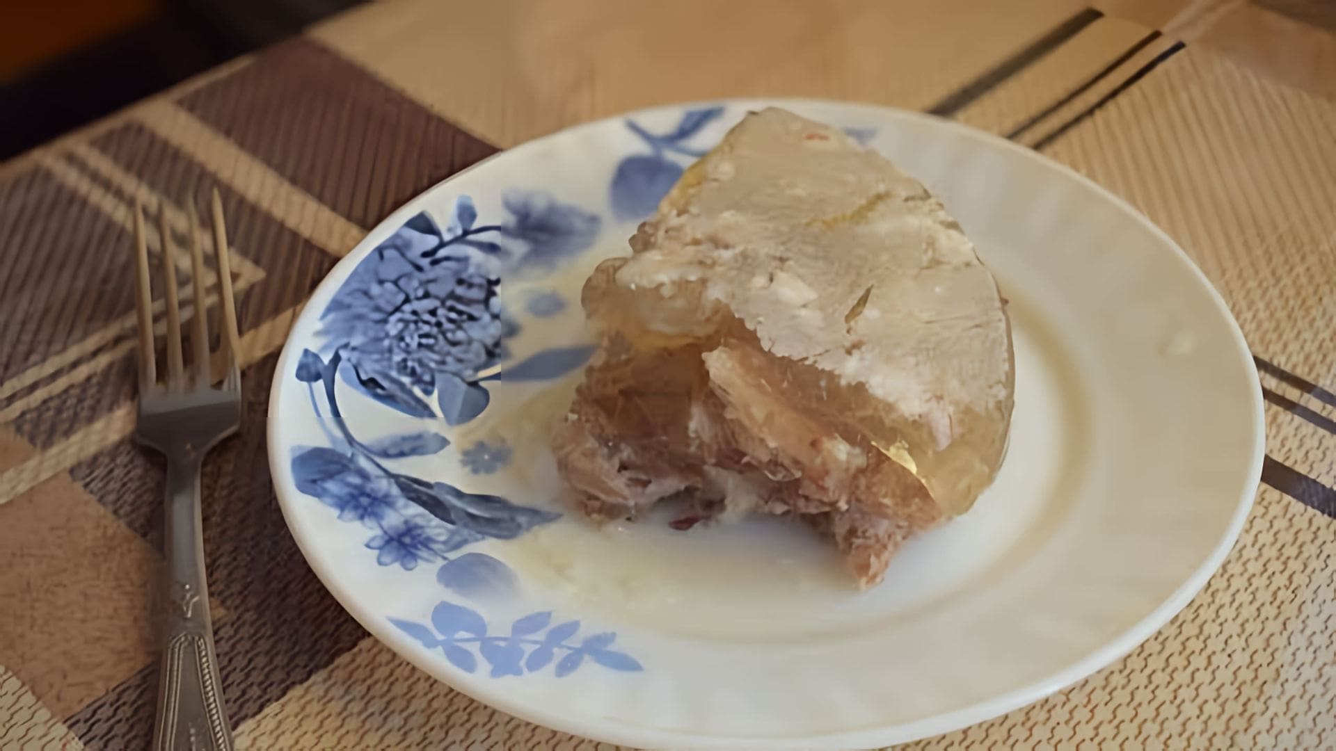 В этом видео-ролике вы увидите, как приготовить вкусный холодец из свиной рульки