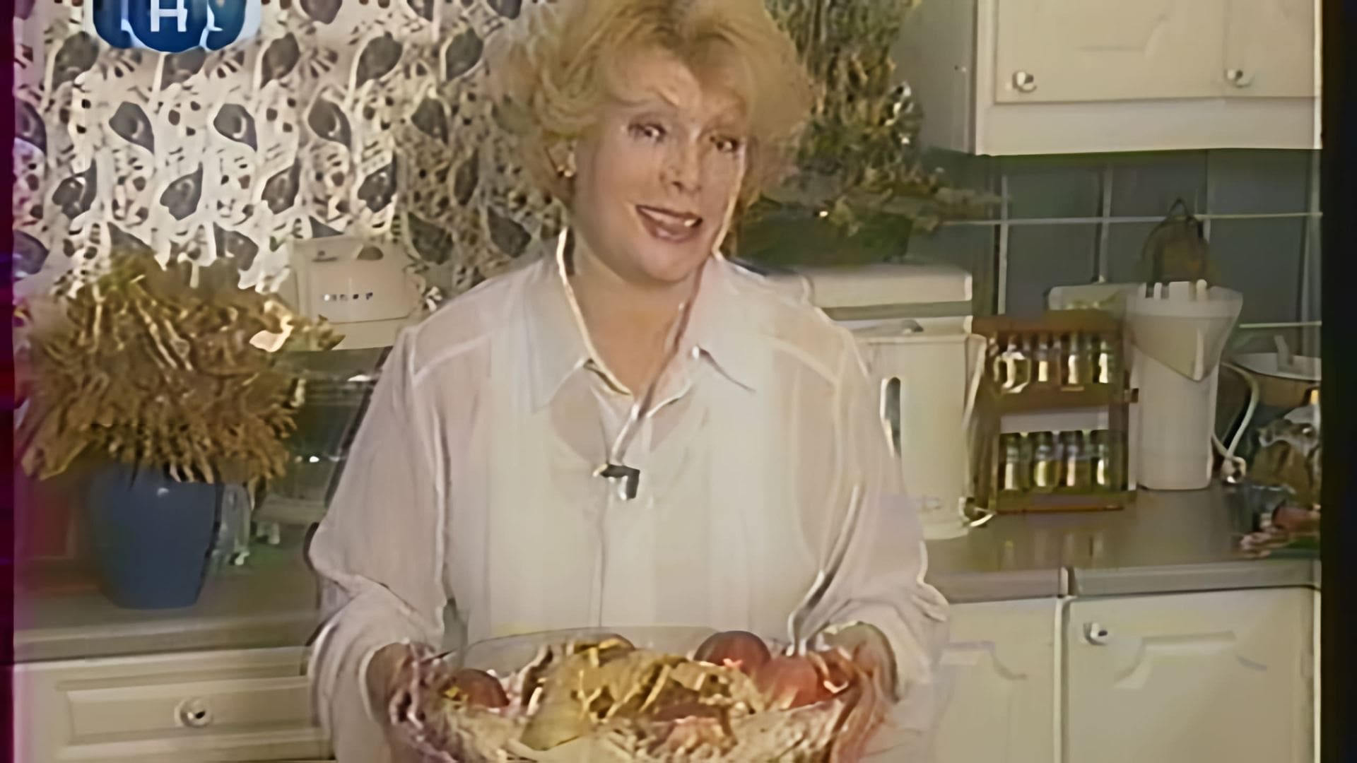 В видео-ролике "Рецепты от Аллы Будницкой 2004г" представлены различные рецепты приготовления блюд, которые были популярны в 2004 году