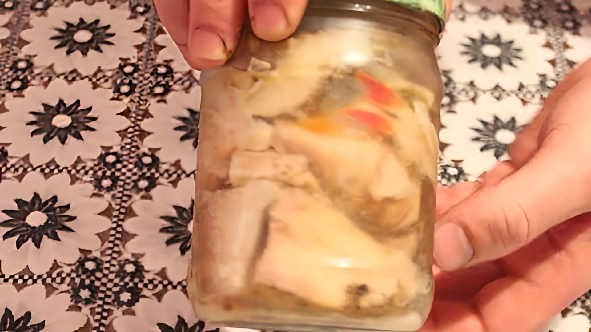 В данном видео демонстрируется процесс приготовления консервов из речной рыбы в домашних условиях