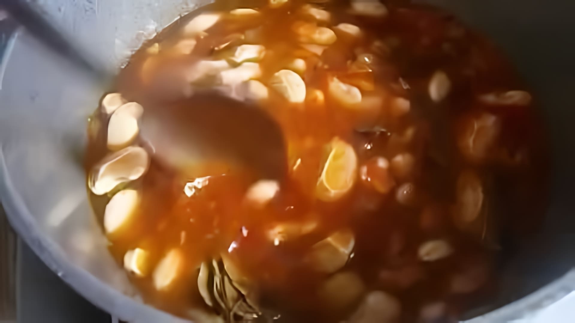 В этом видео Юлия Стороженко готовит тушеную фасоль с сердечками по-американски