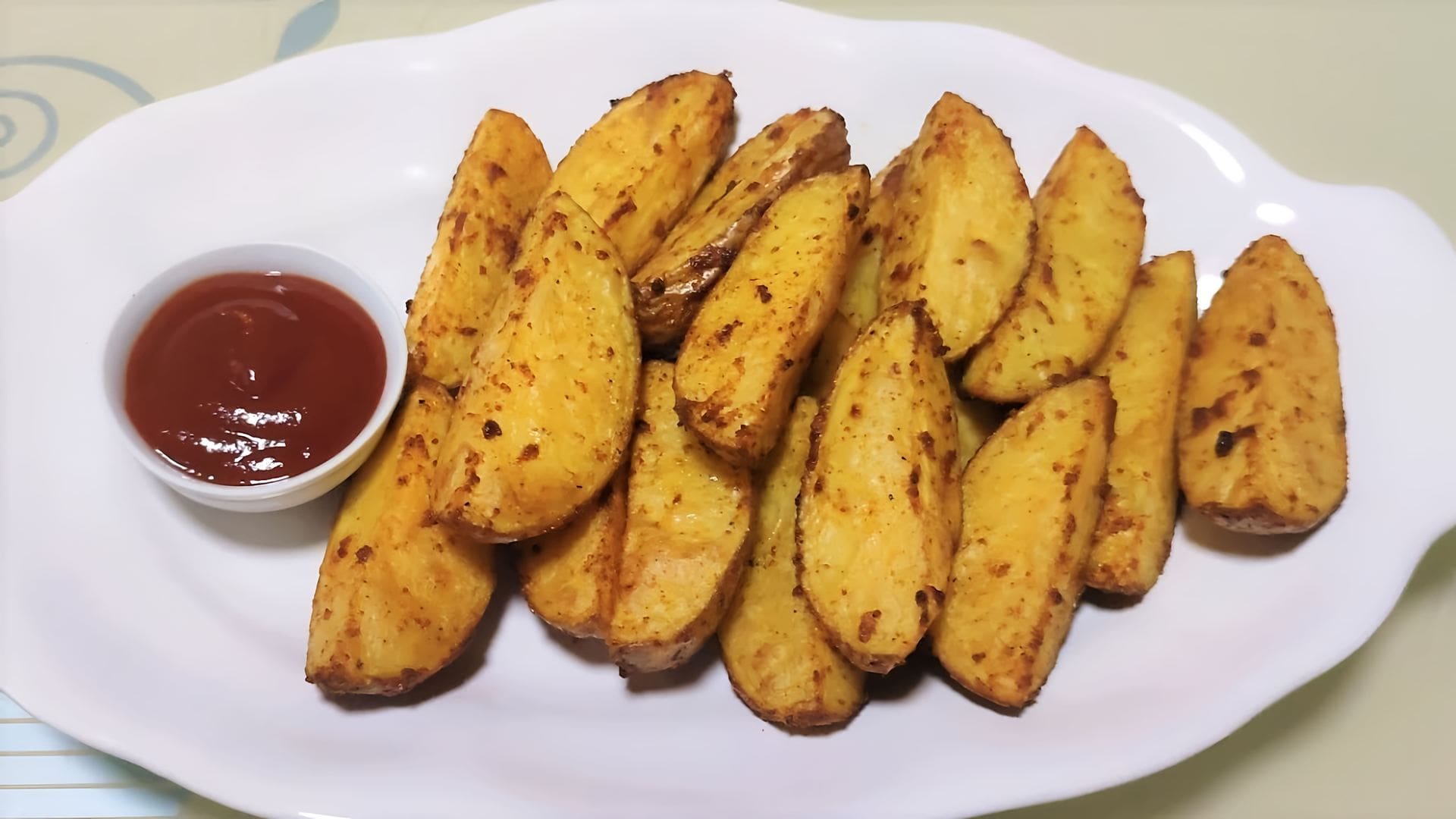 Картошка по деревенски в духовке с курицей
