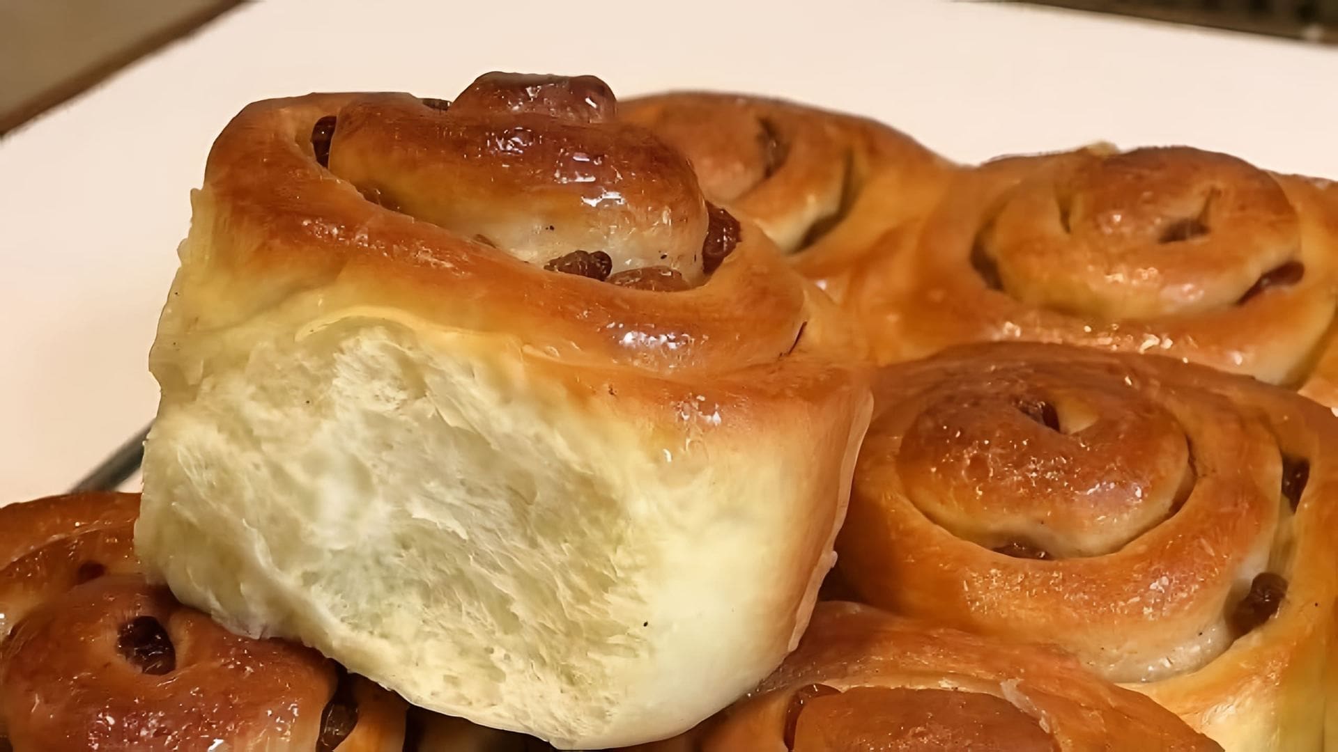 В этом видео демонстрируется рецепт приготовления булочек "Челси" с изюмом