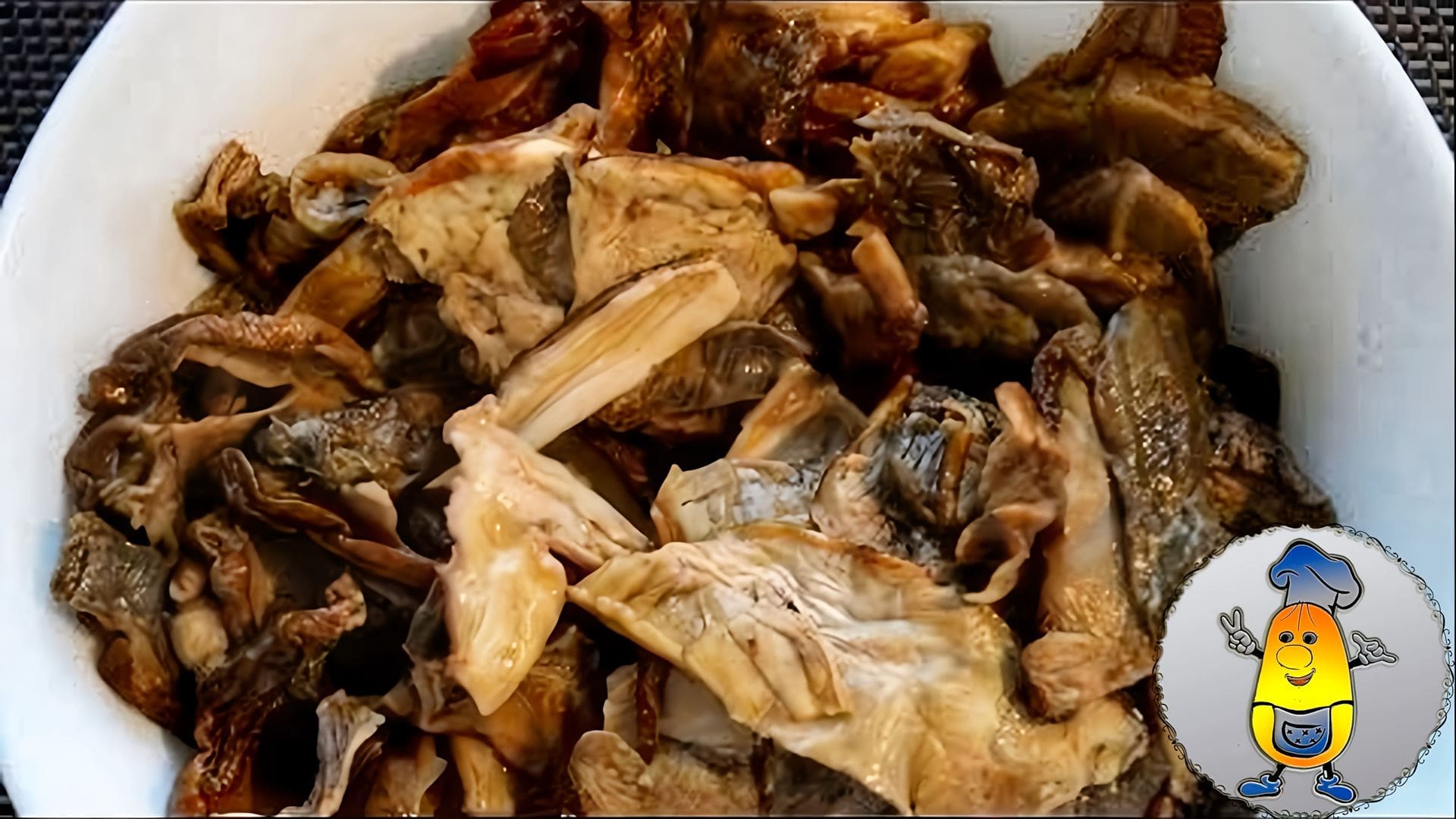 В этом видео рассказывается о том, как правильно готовить сушеные грибы