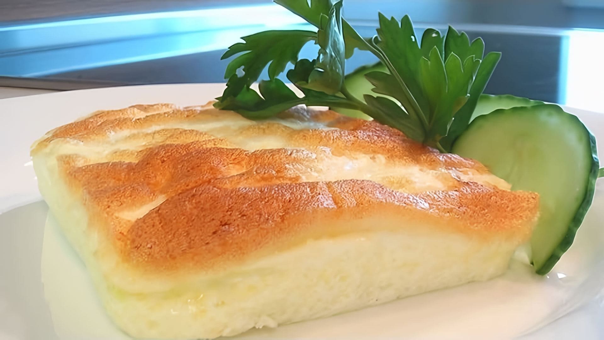В этом видео демонстрируется процесс приготовления белкового омлета со сметаной, запеченного в духовке