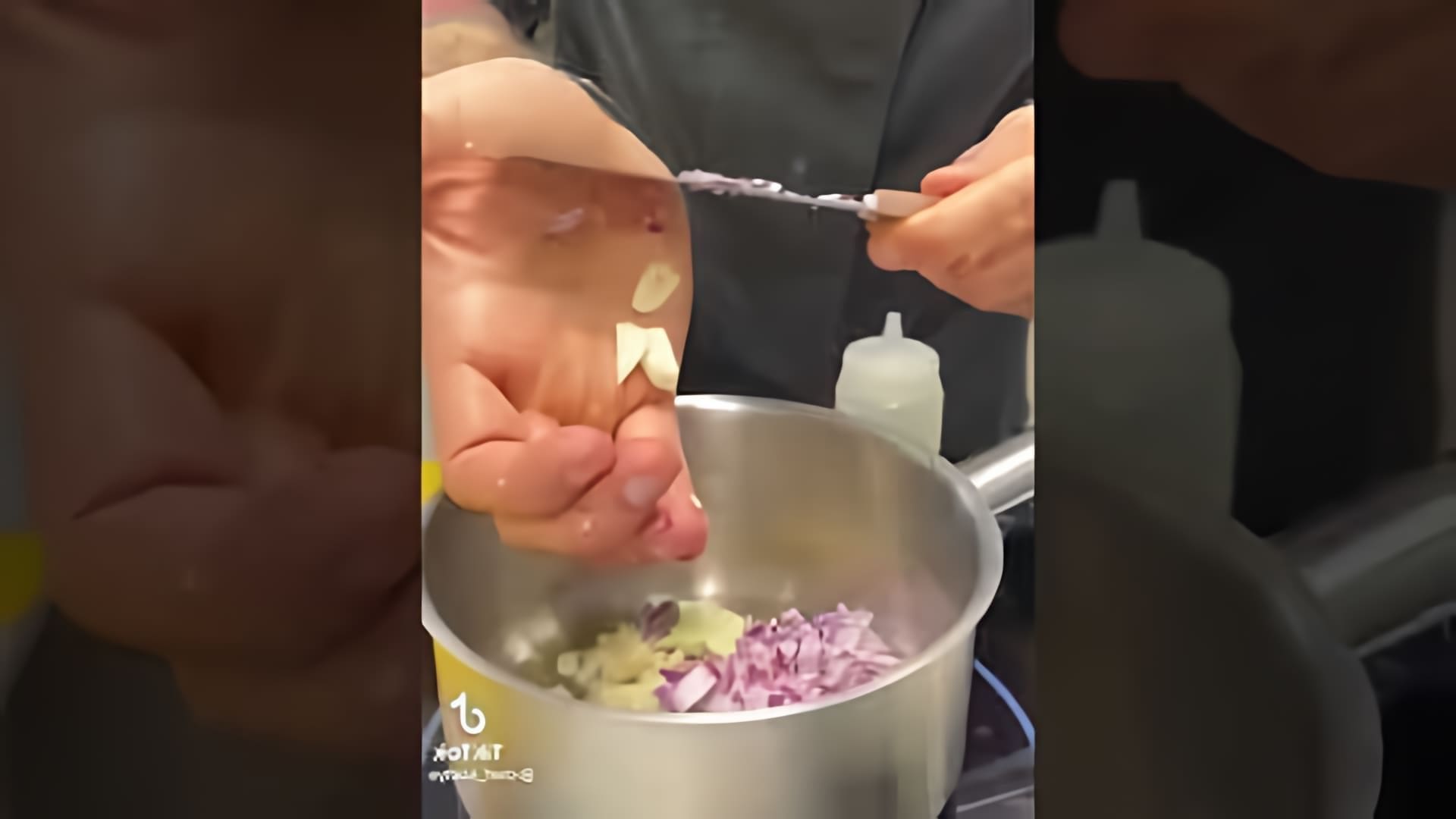 В этом видео демонстрируется простой рецепт пасты Болоньезе