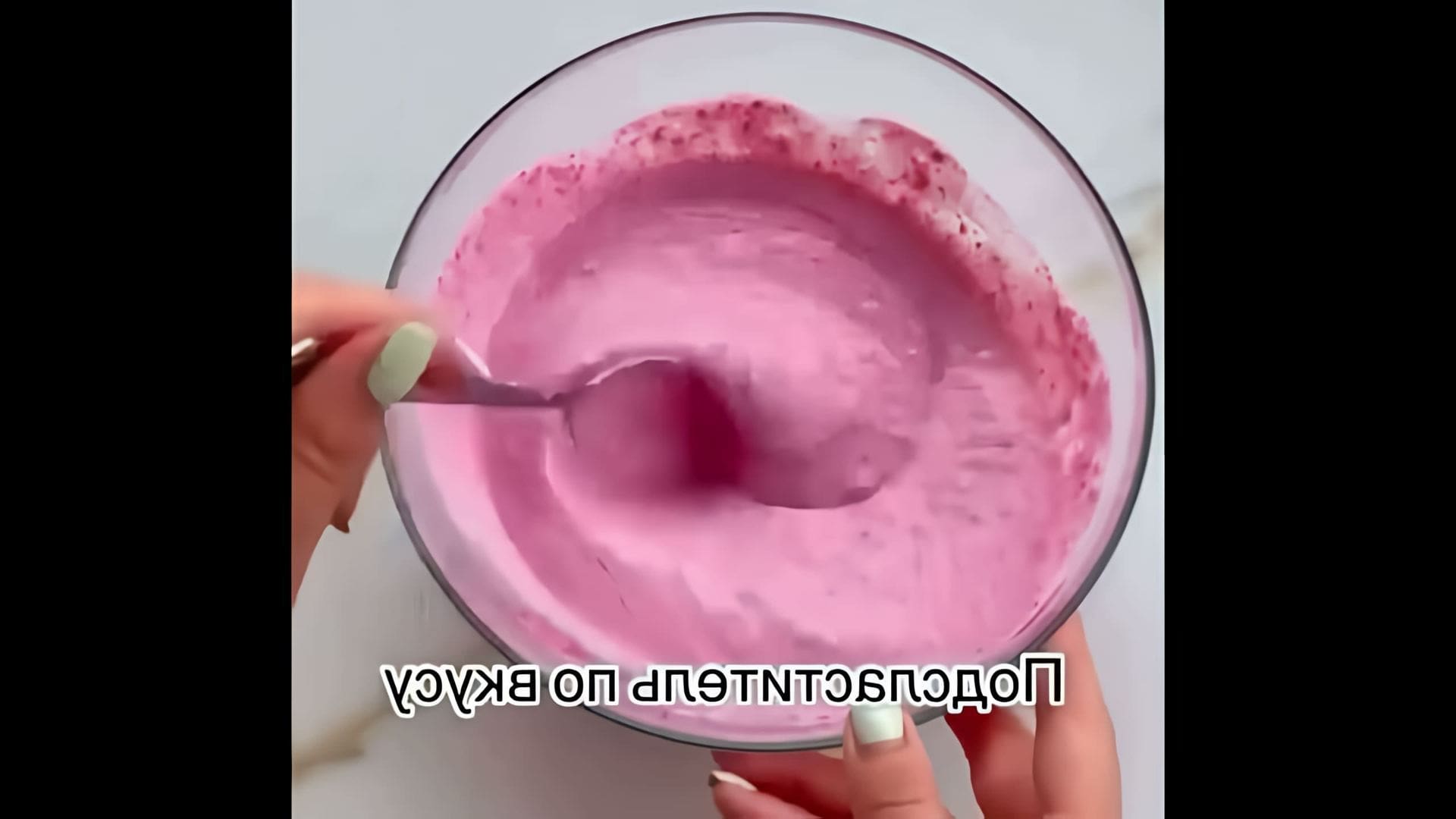 В этом видео демонстрируется рецепт малинового суфле, который является простым и легким летним десертом