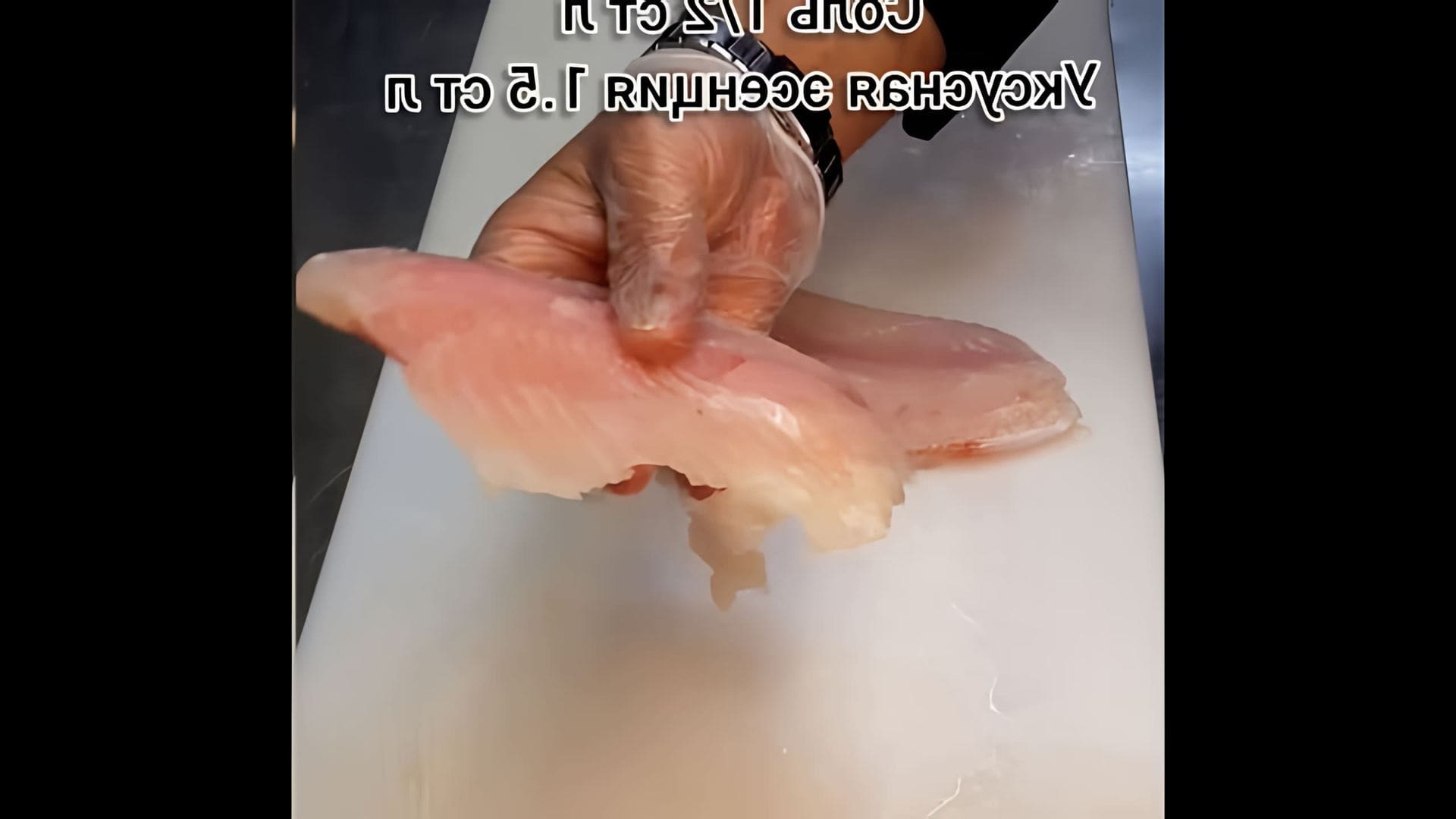 В этом видео демонстрируется процесс приготовления хе из рыбы по Корейски