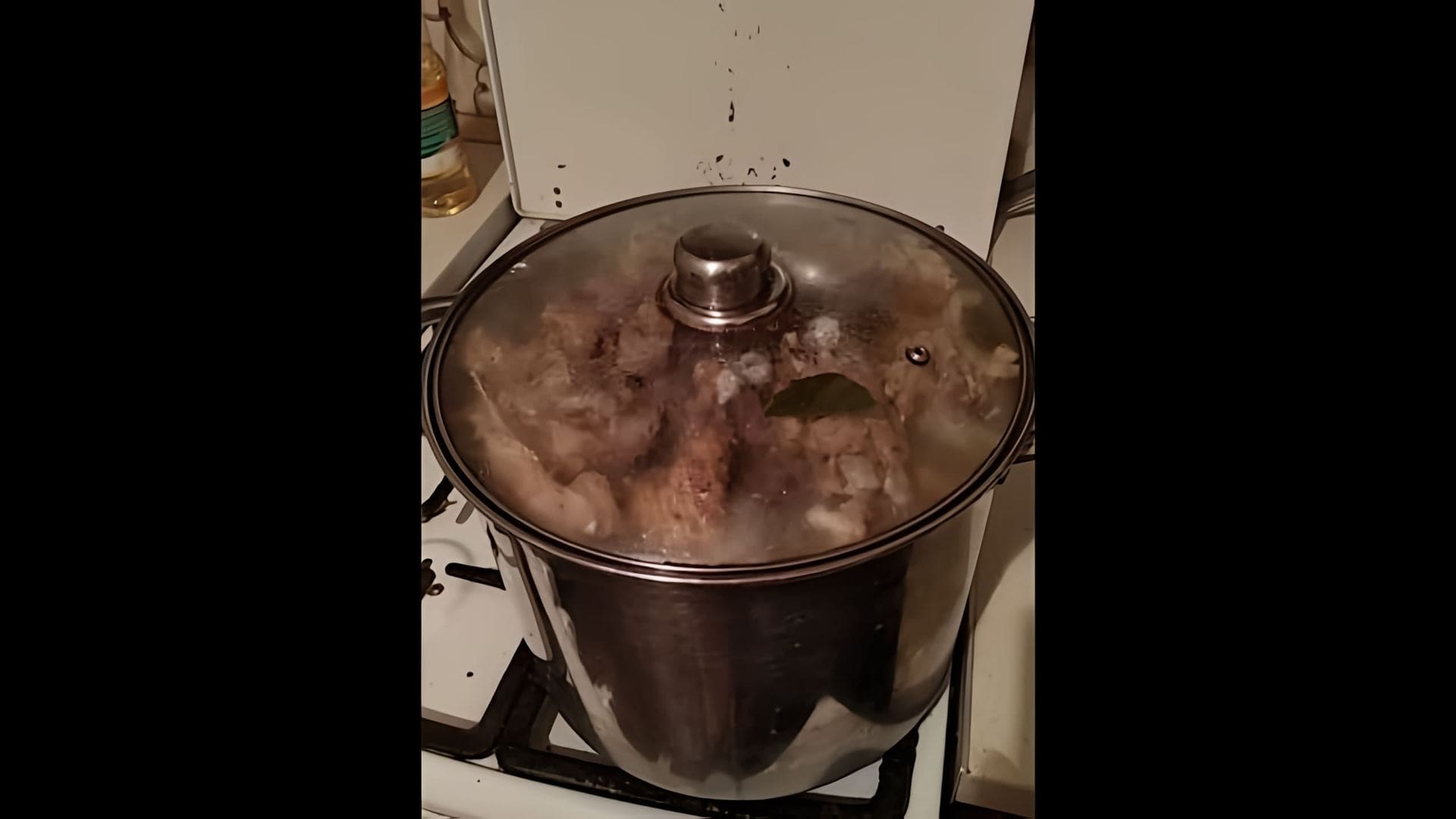 В этом видео-ролике рассказывается о простом и вкусном рецепте приготовления тушенки из любого мяса