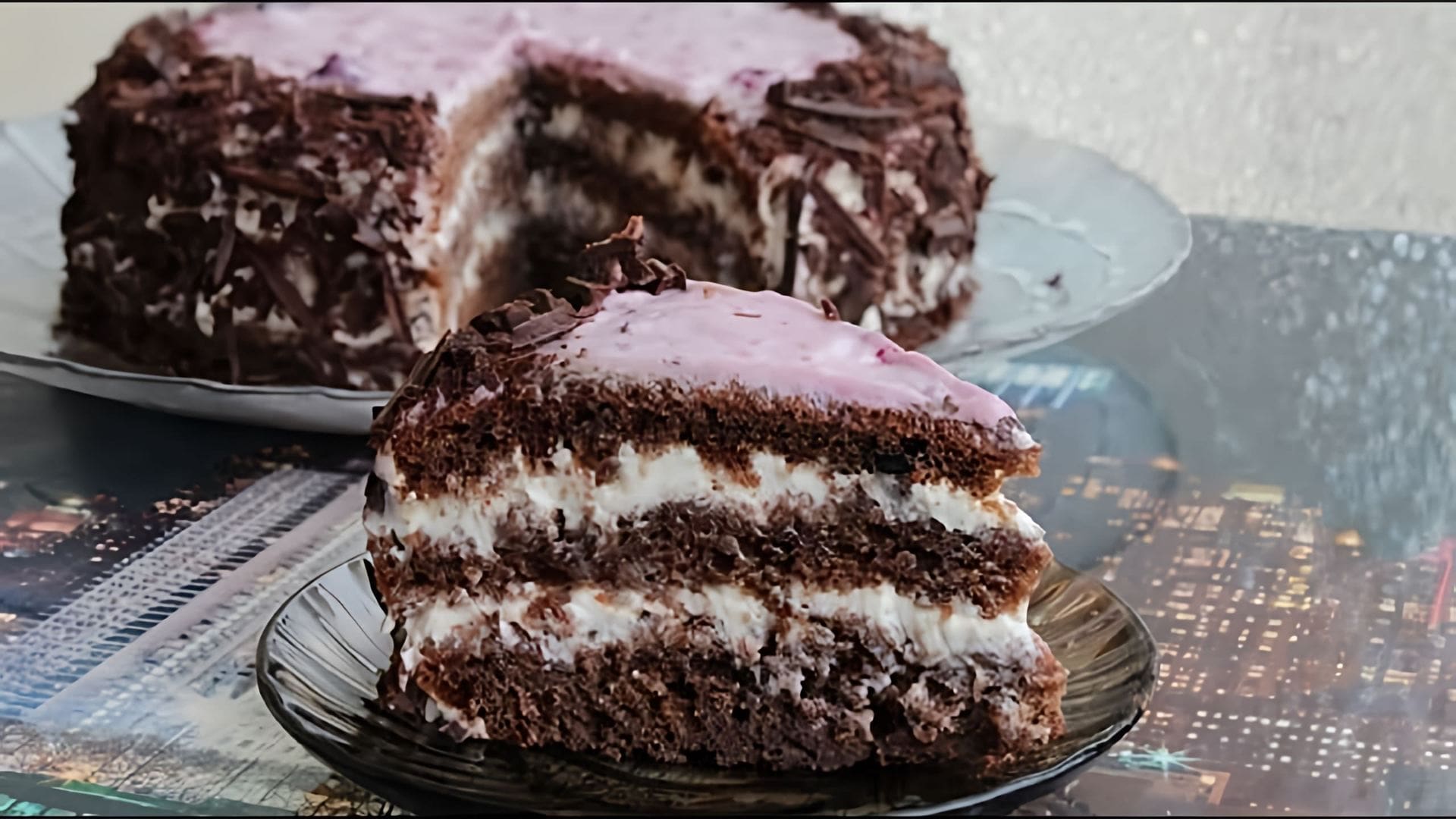 В этом видео-ролике будет показан процесс приготовления торта "Черный принц" на кефире с вареньем из черной смородины