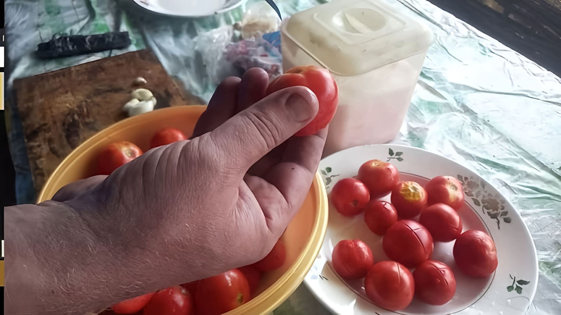 В этом видео демонстрируется быстрый и простой рецепт засолки томатов
