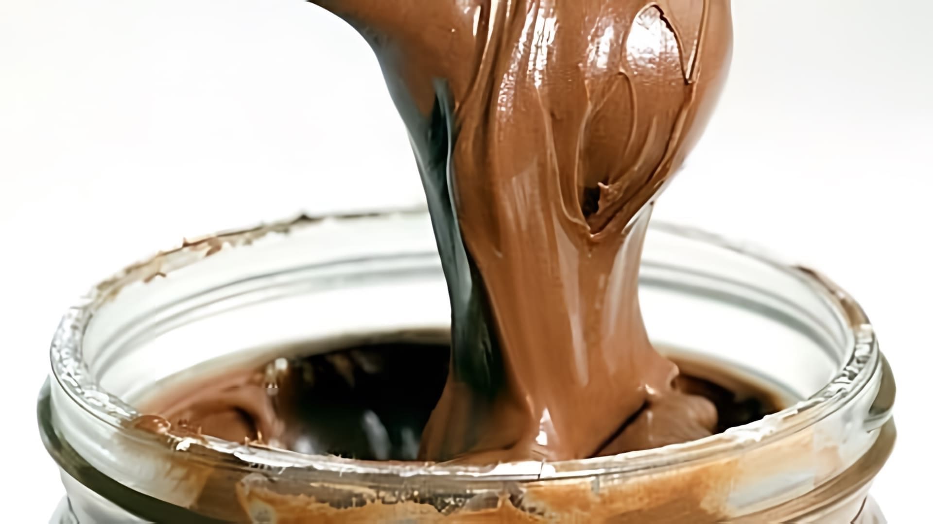 В этом видео демонстрируется процесс приготовления домашней шоколадно-ореховой пасты, которая по вкусу и консистенции напоминает Nutella