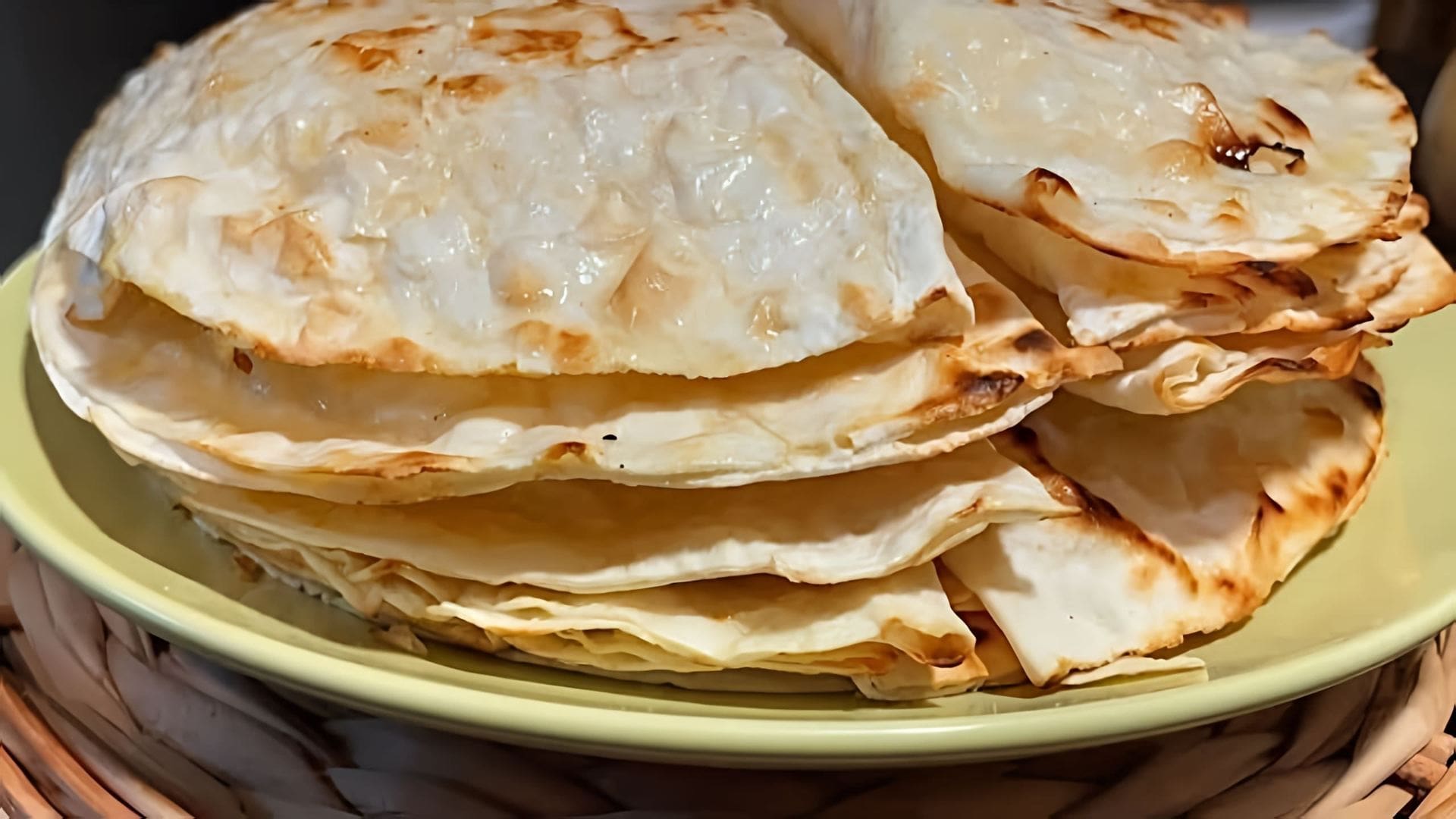 Хычины - это традиционное блюдо кавказской кухни, которое готовится из тонкого лаваша с начинкой из картофеля и сыра