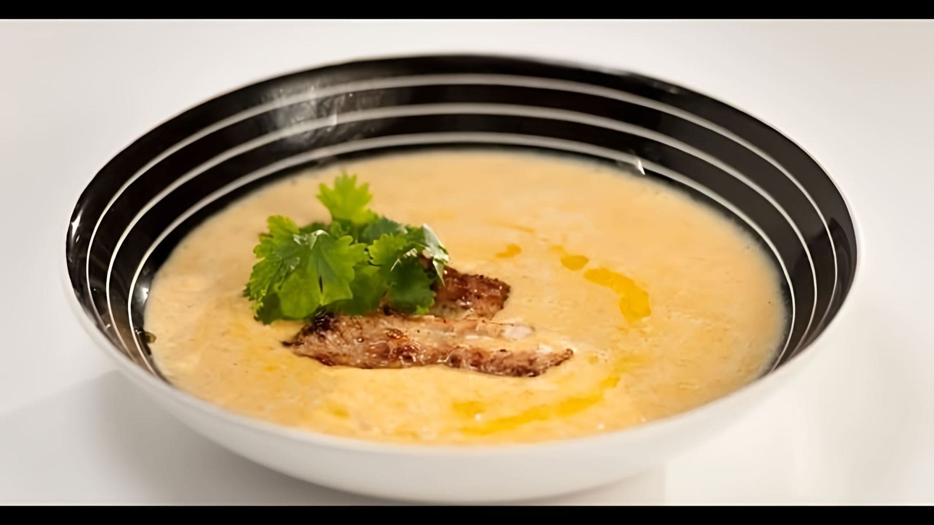 "Кукурузный крем-суп с индейкой: рецепт от шеф-повара" - это видео-ролик, в котором шеф-повар демонстрирует процесс приготовления вкусного и питательного кукурузного крем-супа с индейкой