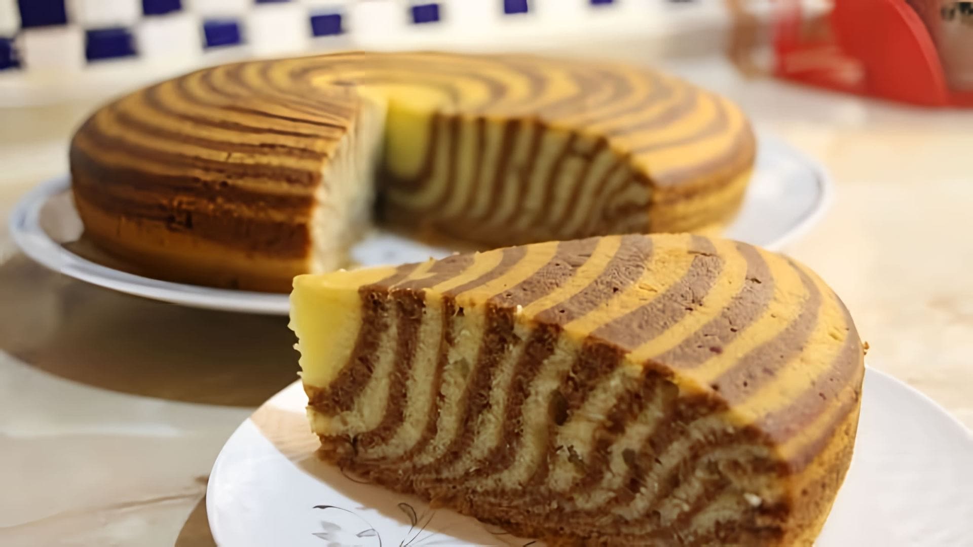 В этом видео демонстрируется процесс приготовления пирога Зебра