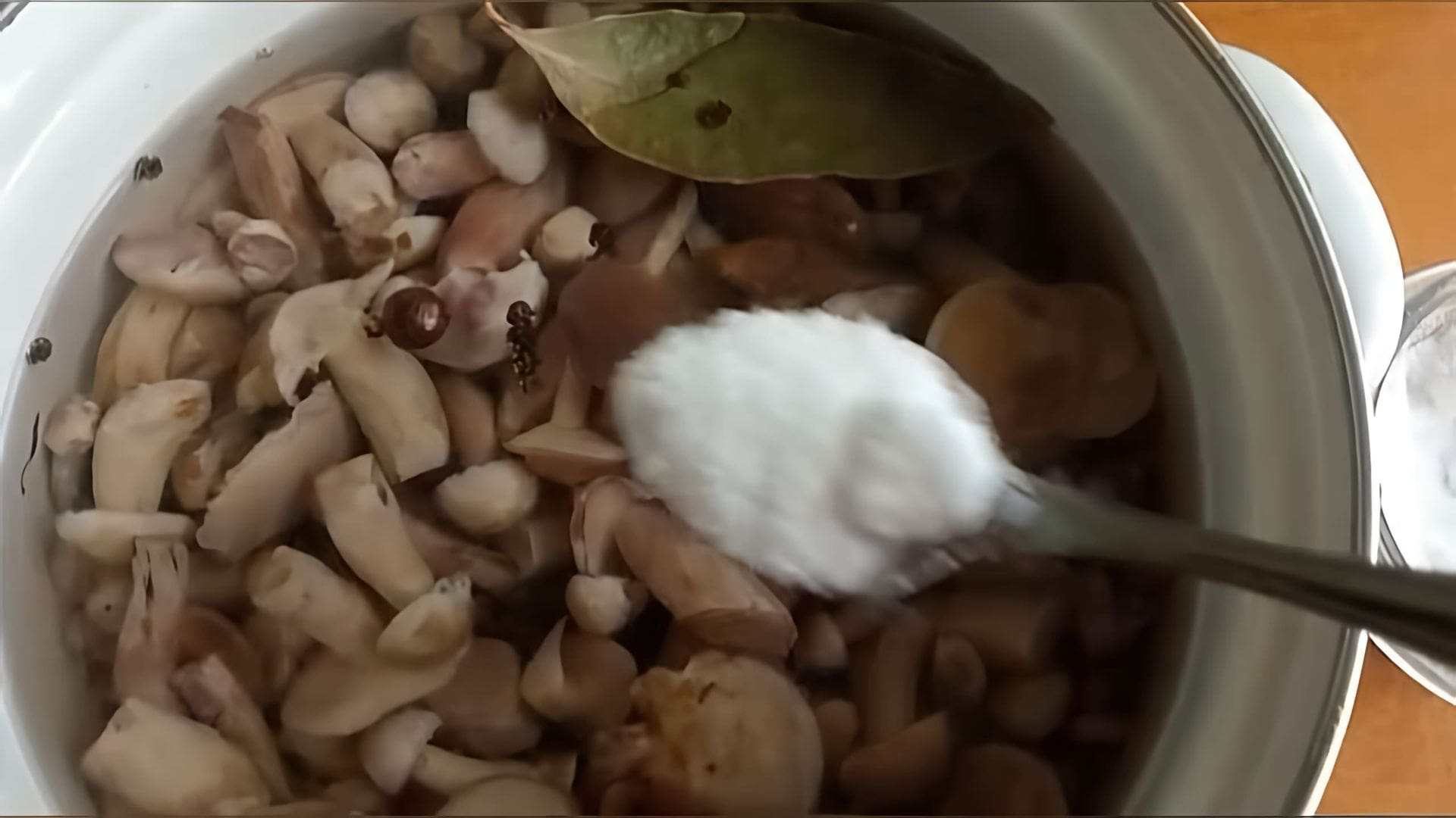 В этом видео демонстрируется процесс приготовления маринованных маслят