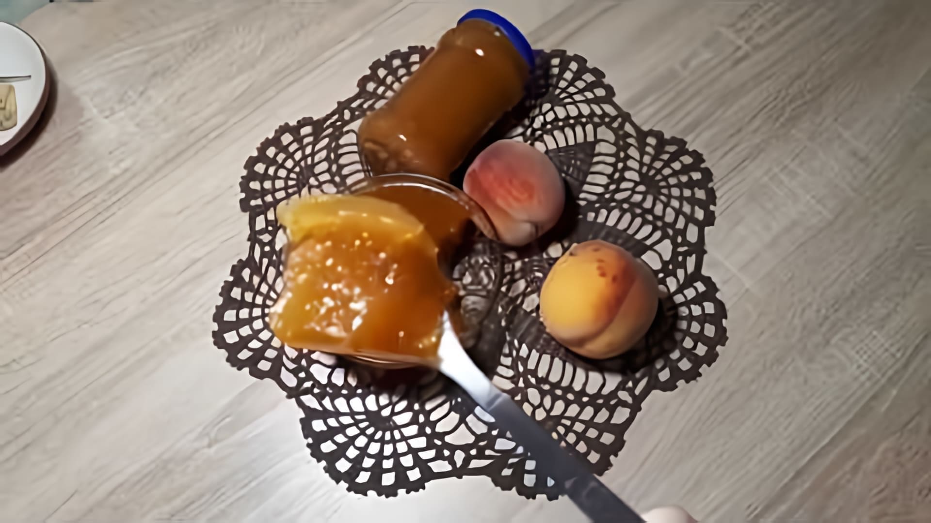 В этом видео демонстрируется процесс приготовления персикового джема или повидла