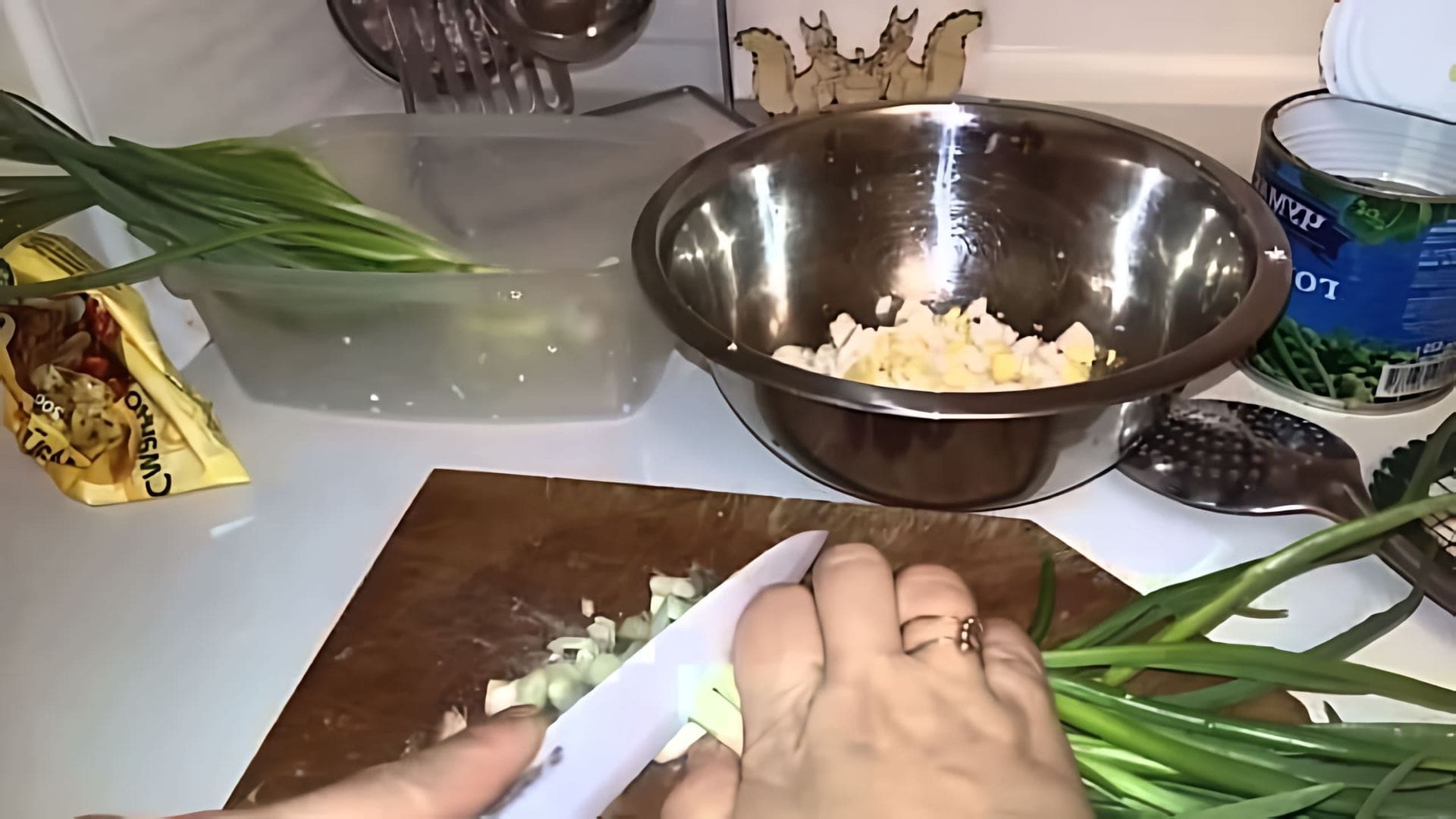 В этом видео демонстрируется процесс приготовления всеми любимого салата с яйцами и зеленым луком