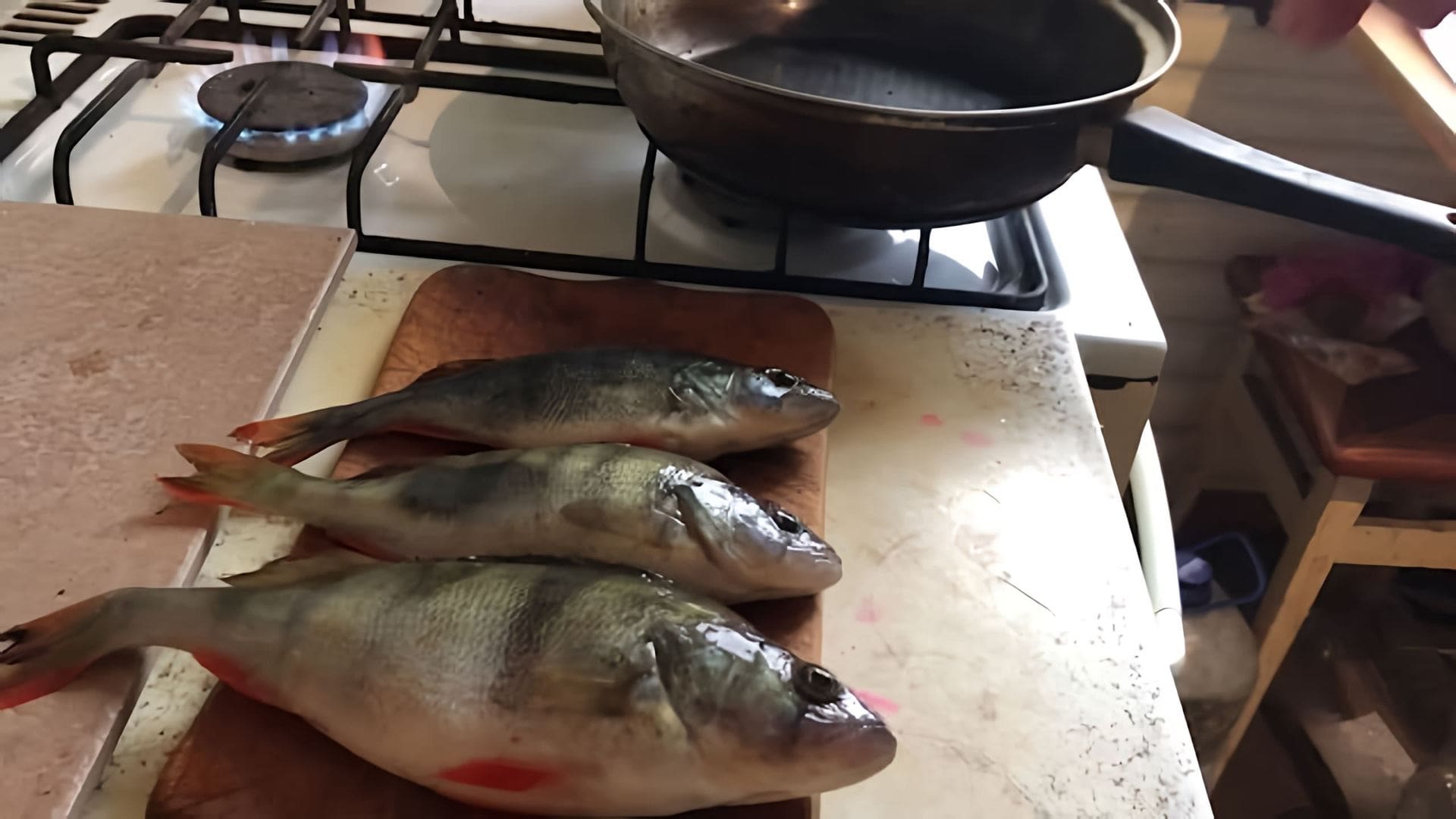 В этом видео рассказывается о приготовлении окуня в чешуе дома на сковородке