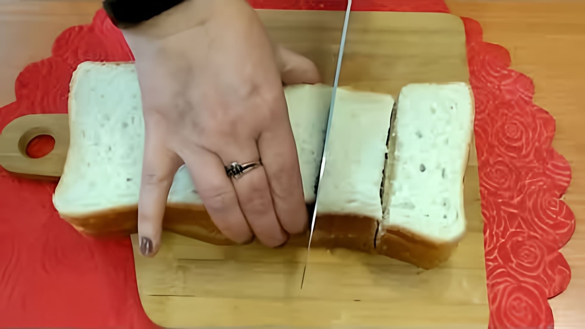 В этом видео демонстрируется быстрый и простой рецепт приготовления медовых сухариков из белого хлеба
