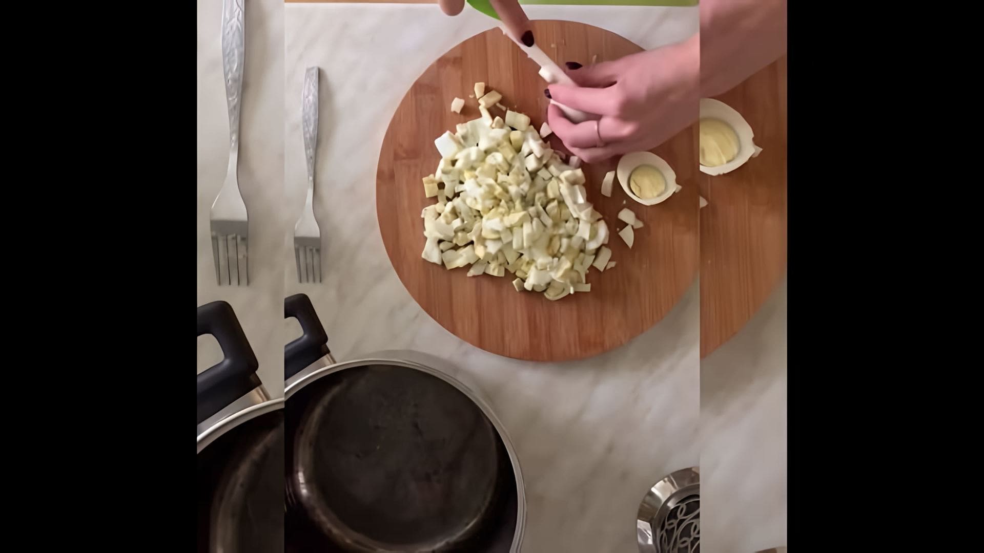 В этом видео-ролике рассказывается о том, как приготовить любимый новогодний салат "Оливье" без использования огурцов