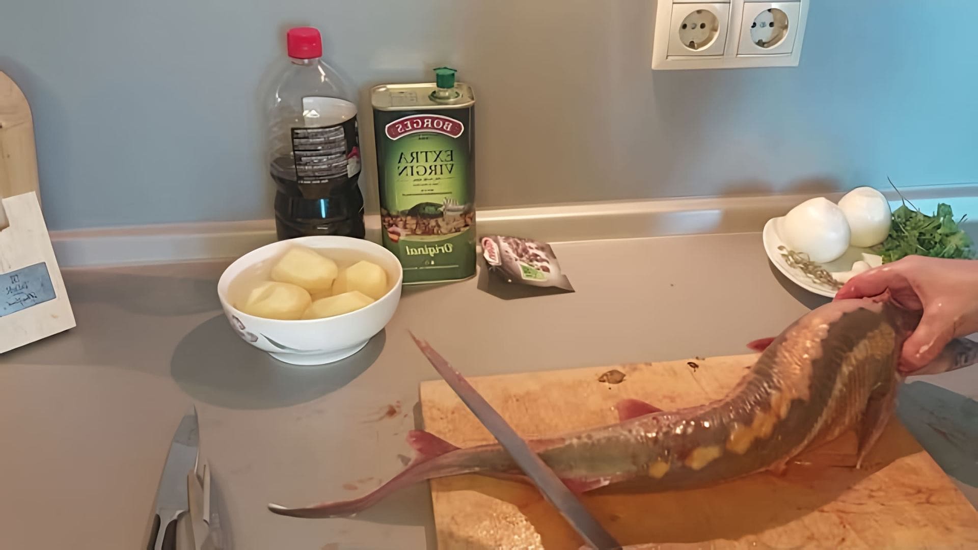 В этом видео демонстрируется процесс приготовления стерляди в духовке целиком