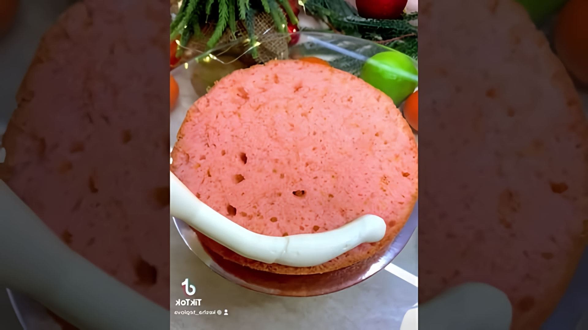 В этом видео девушка рассказывает о том, как она решила приготовить торт для своей мамы на день рождения