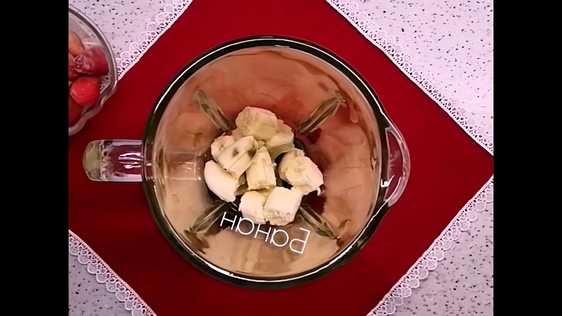 В этом видео-ролике вы увидите, как приготовить вкусный и полезный смузи на основе ряженки